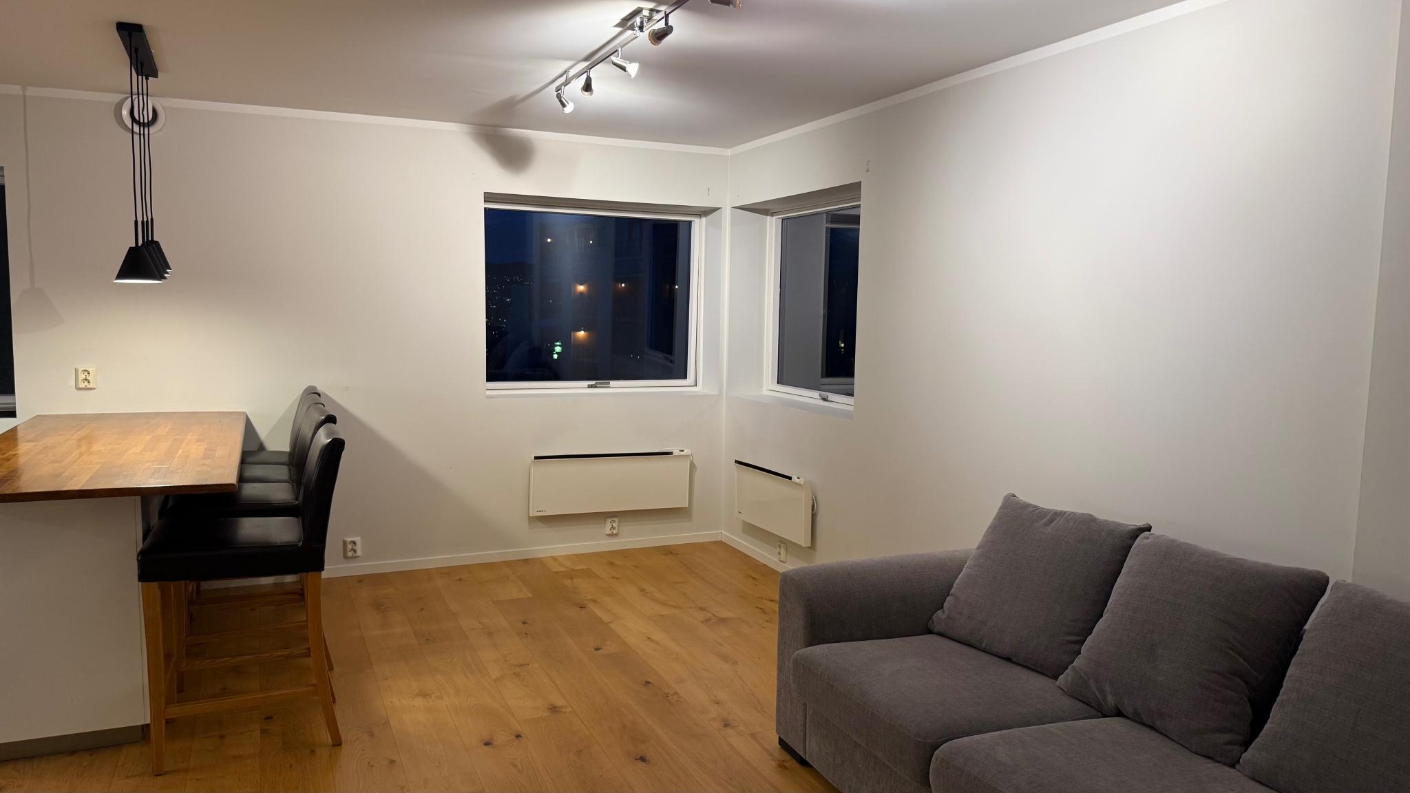 Kjøkken og deler av stue. Her er det mulighet for spisebord