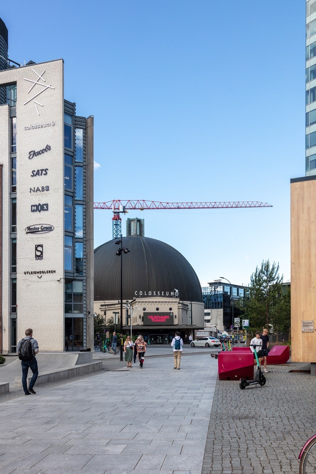 Befinner seg ved siden av Colosseum