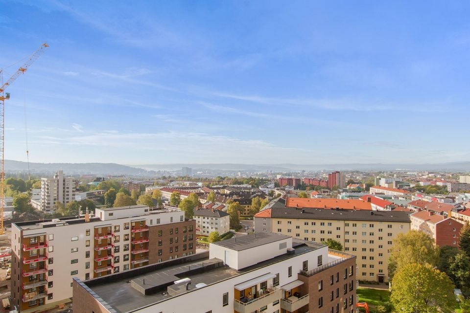 Utsikt over Oslo by, fjorden og Holmenkollen