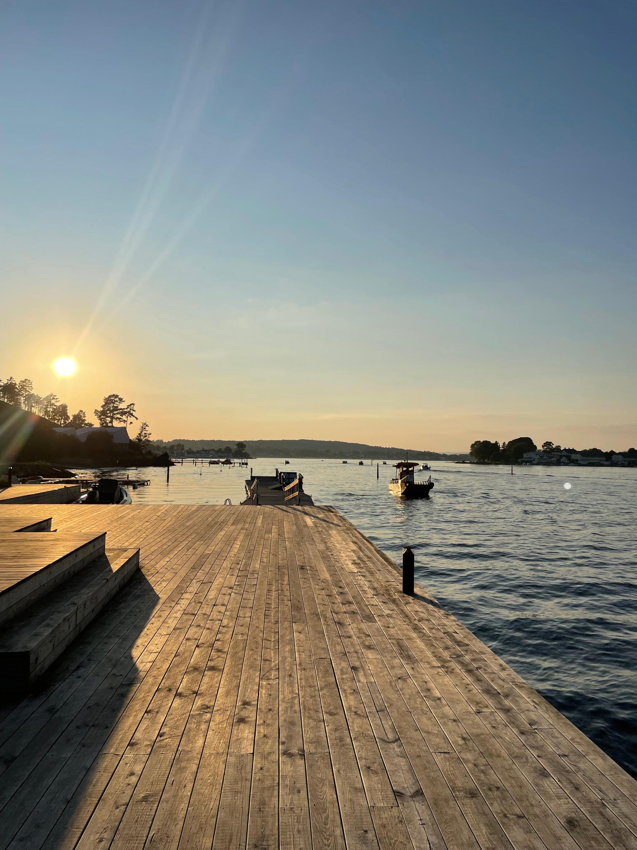 Brygga ligger et steinkast fra leiligheten og innbyr til både morgen og kveldsbad