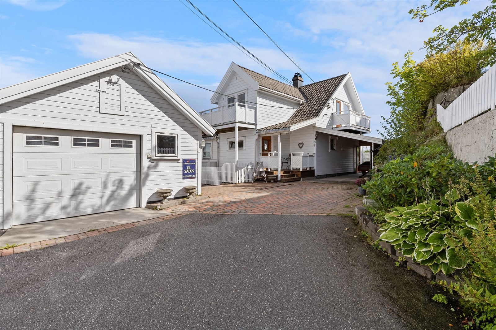 Masse parkeringplass til biler