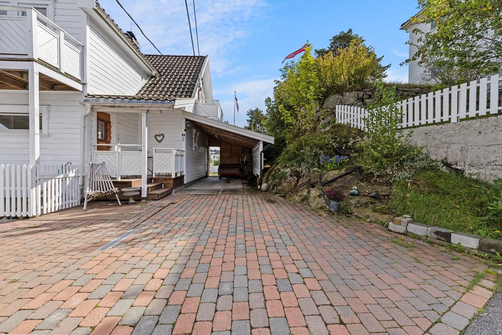 Mye parkeringplass og plass til 5 biler totalt