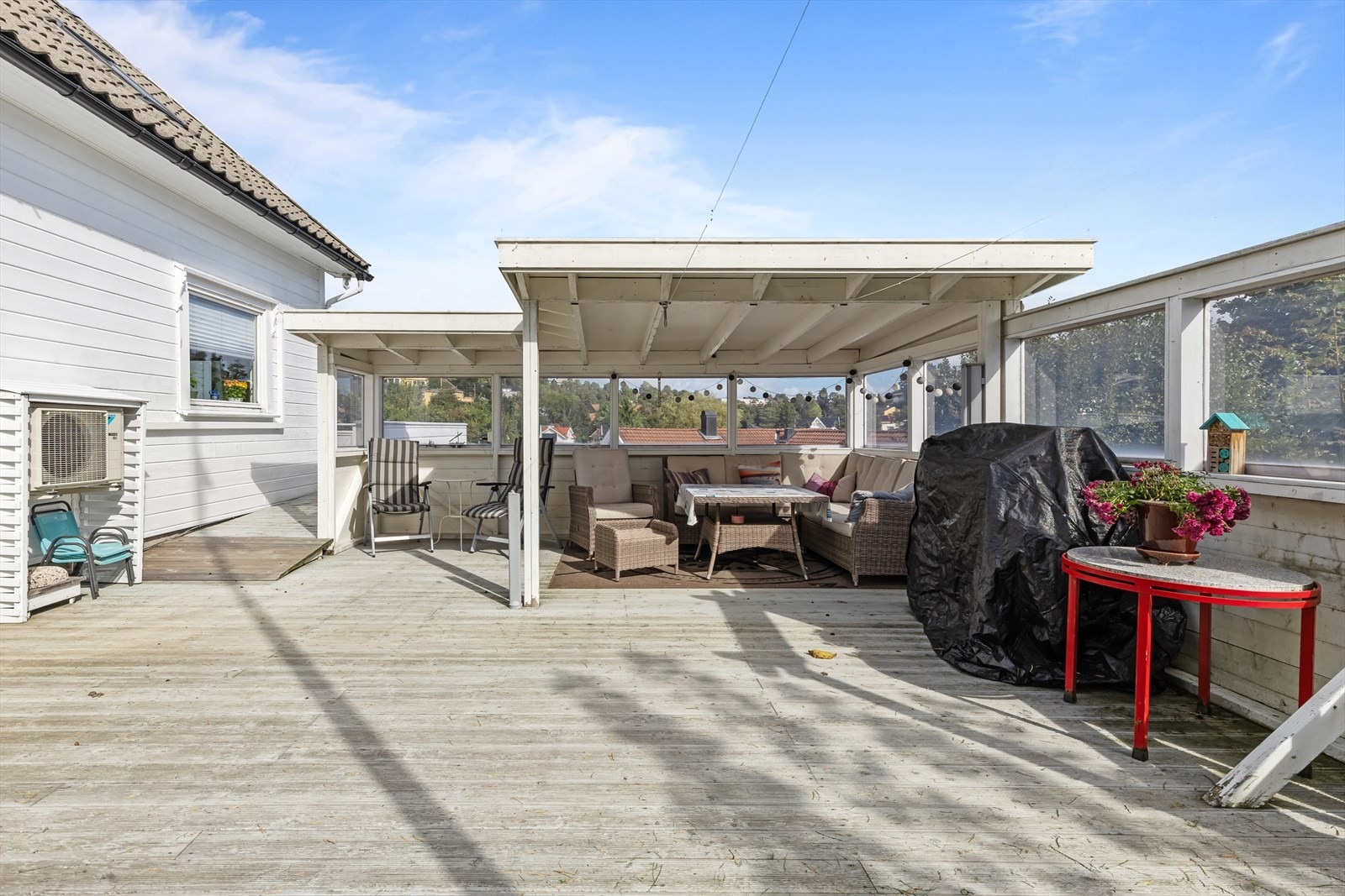 Stort felles uteområde. Huset har terrasse rundt hele huset på totalt 73 kvm