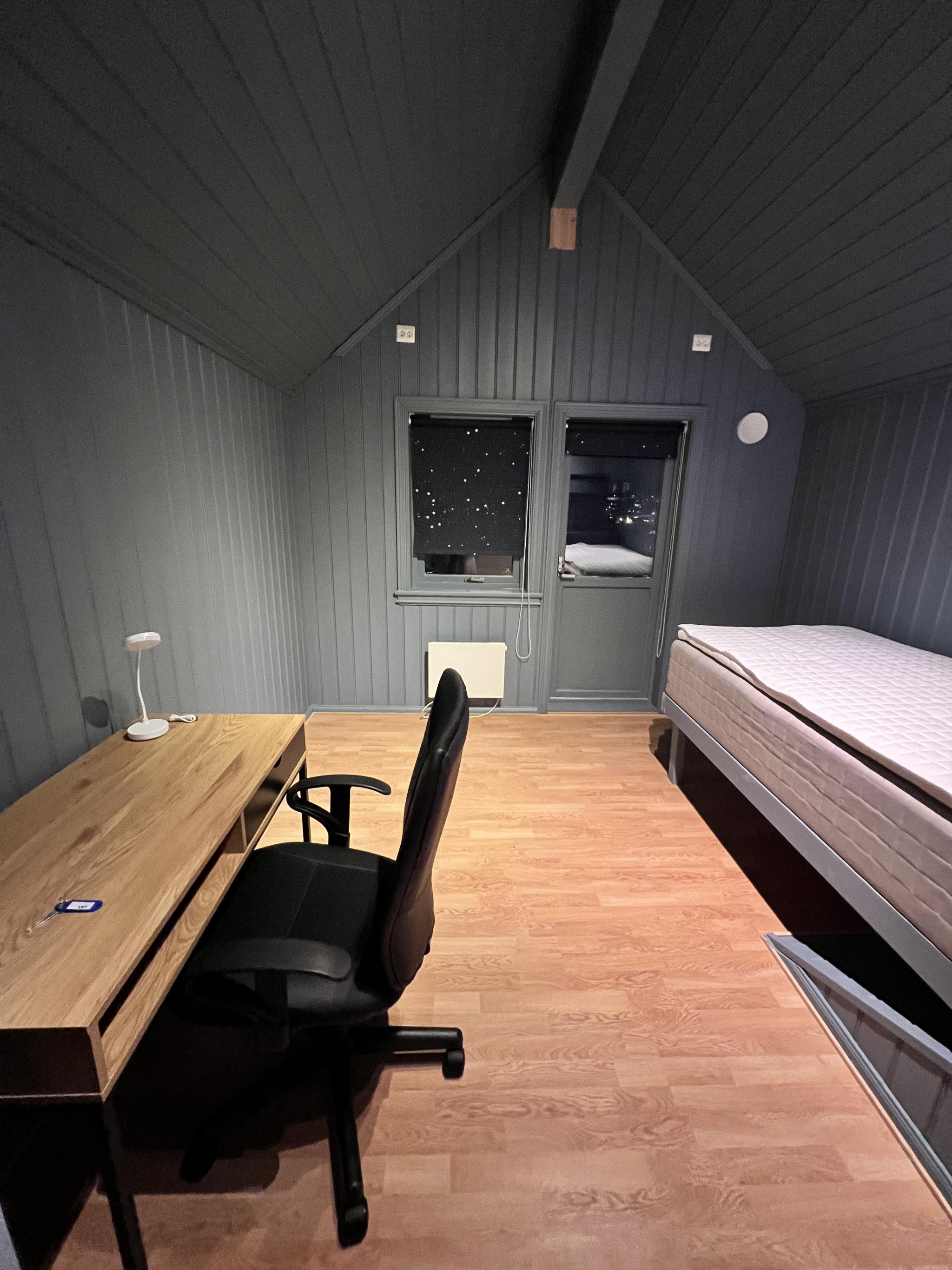 Romslig rom med dør ut til privat balkong