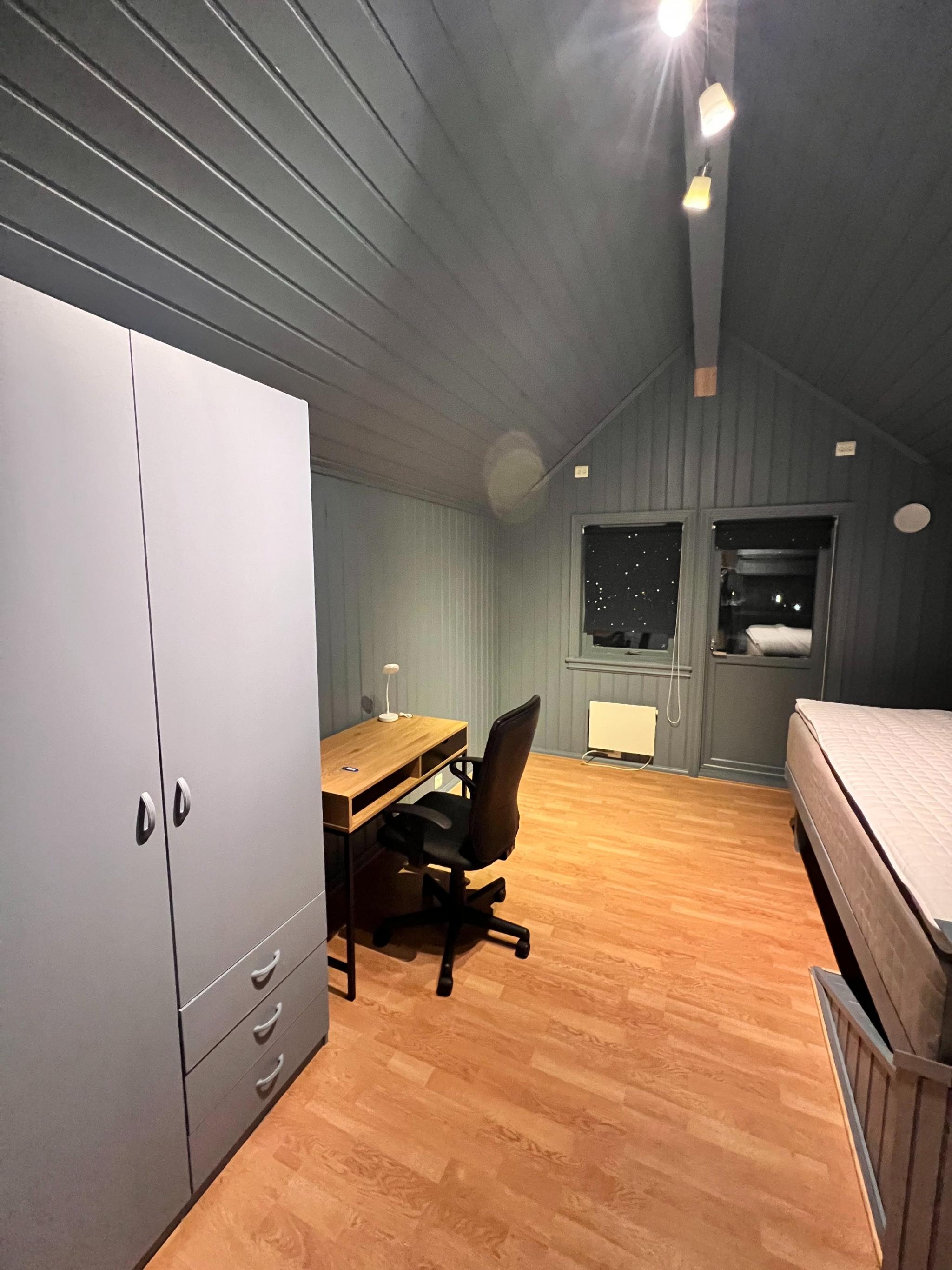 Stort garderobeskap og plass til eget tv hiv ønskelig