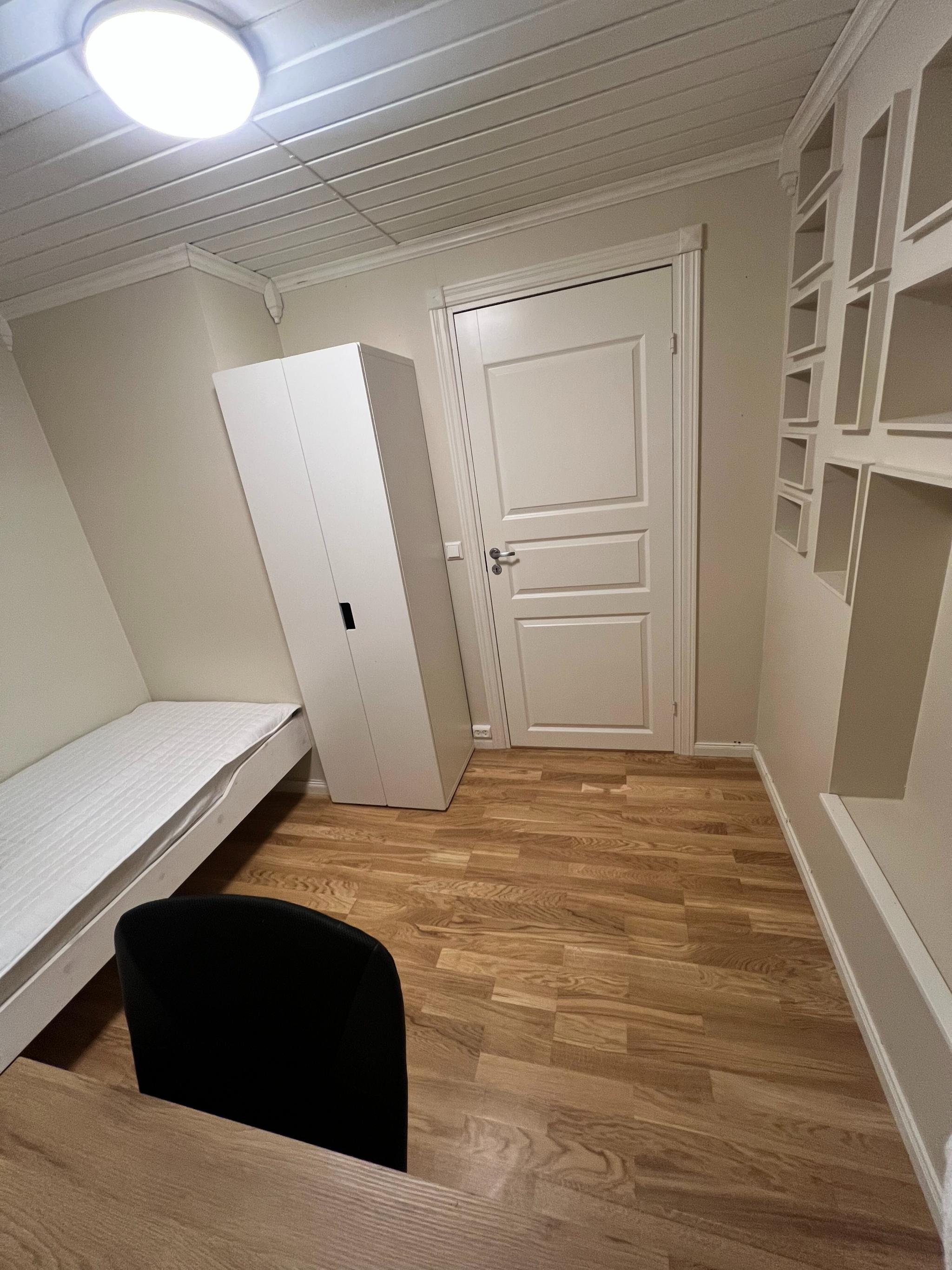 Utgang til gang med stue, kjøkken og bad i samme etasje