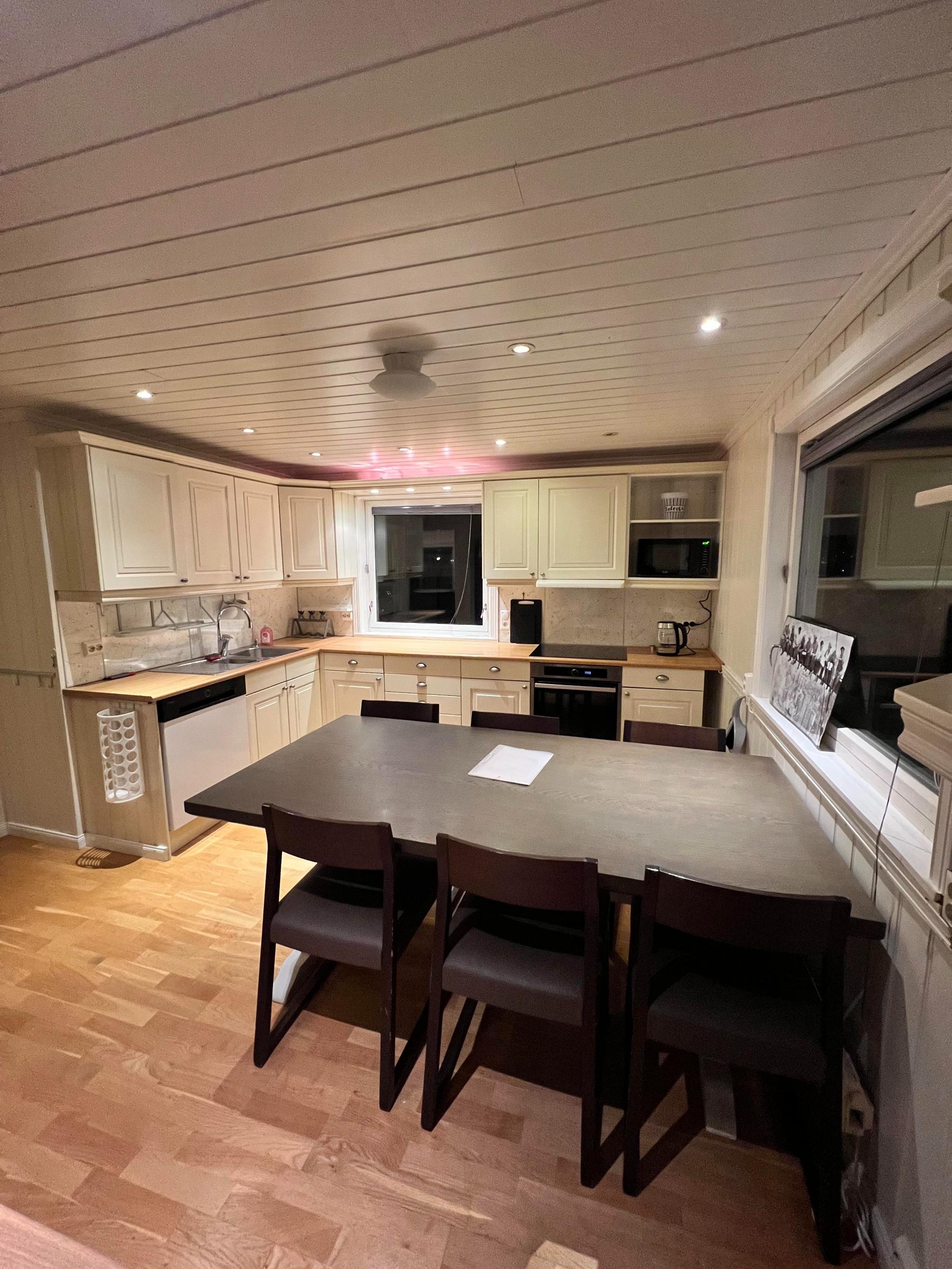 Stort felleskjøkken med masse skap plass. Det er ytterligere et nytt kjøkken i 1 etasje.