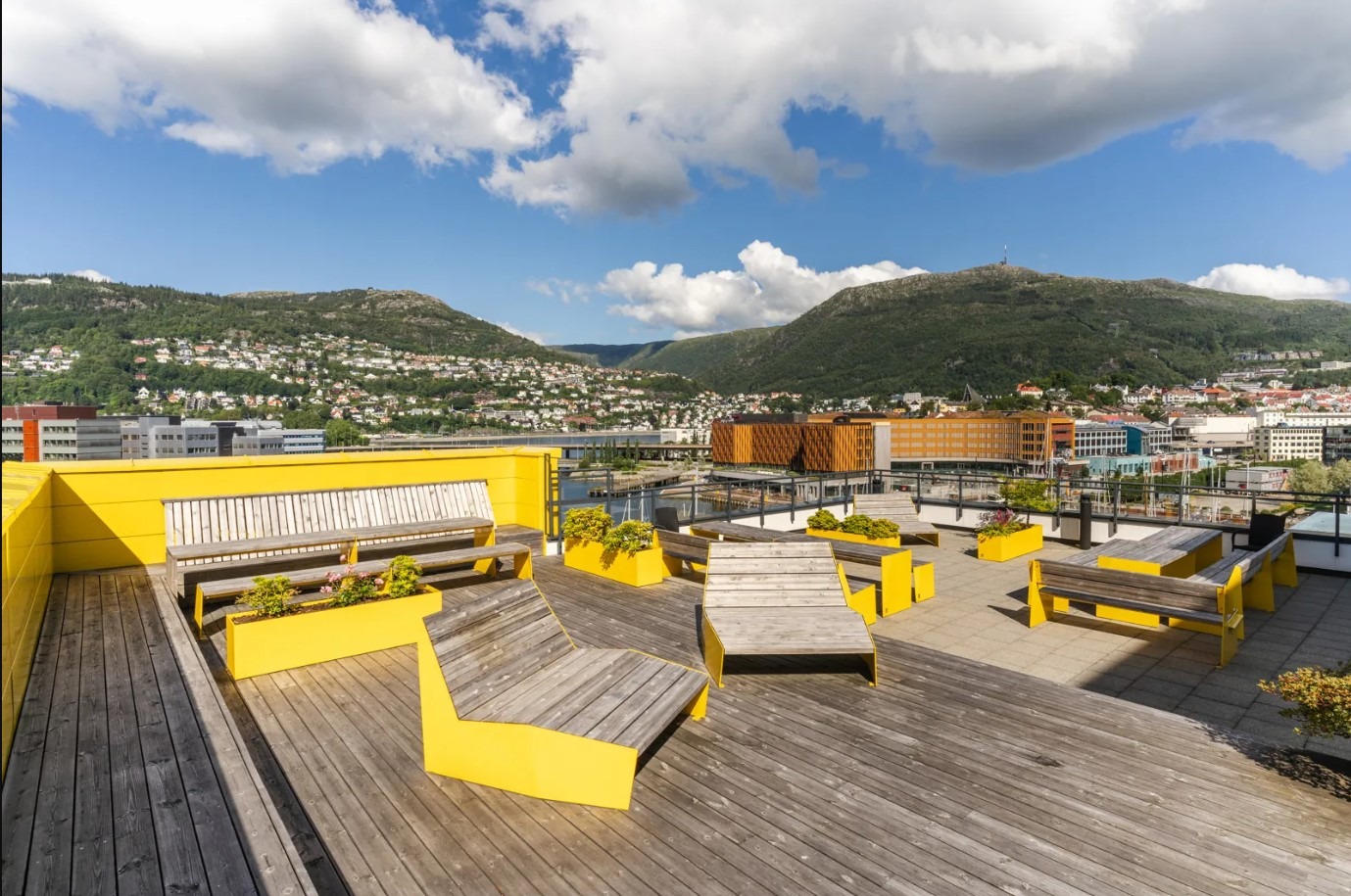 Takterrasse med panoramautsikt mot både fjord og fjell og optimale solforhold fra tidlig morgen til sent på kveld.