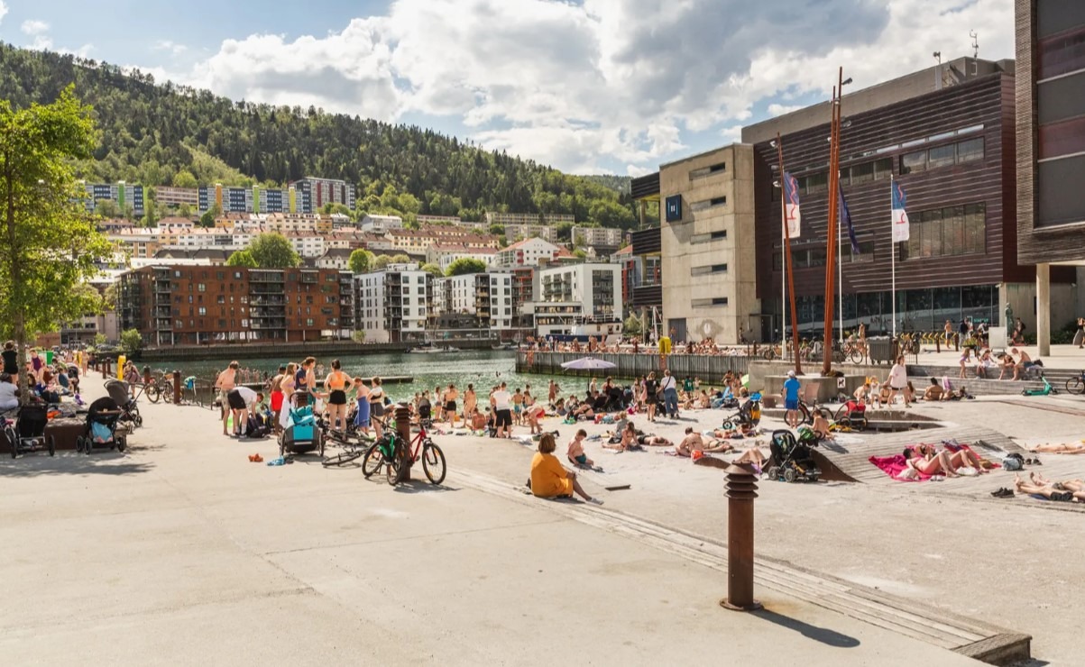 Bystranden på andre siden av minipudden er et populært område.