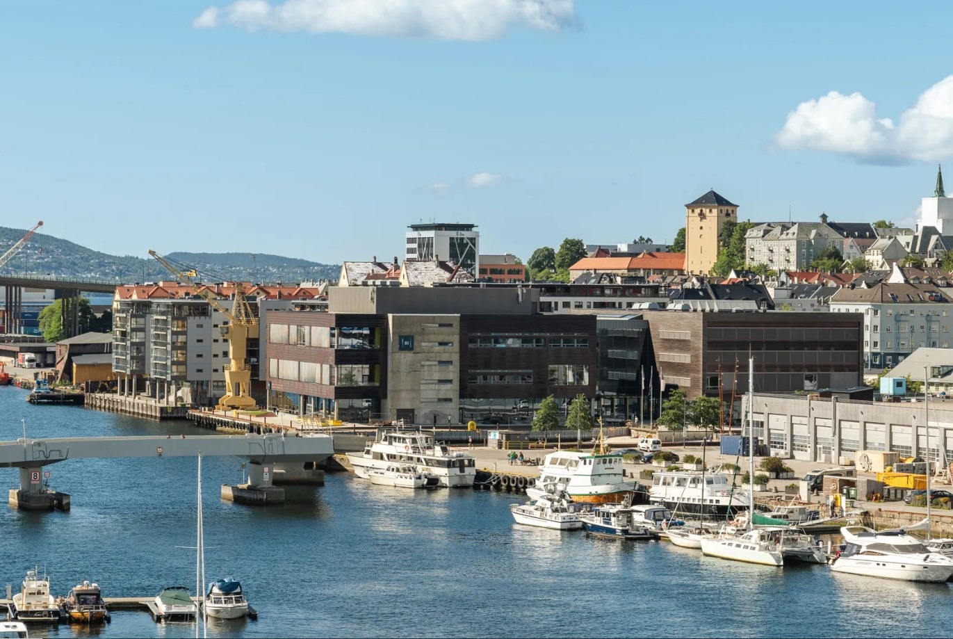 BI er en kort spasertur unna leiligheten.