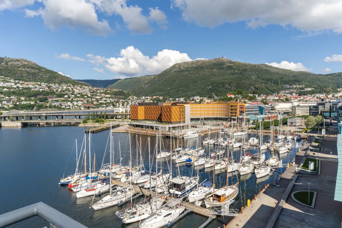 Her har du utsikt mot en flott båthavn og mot bryggen på Moxy som er et populært after-work sted.