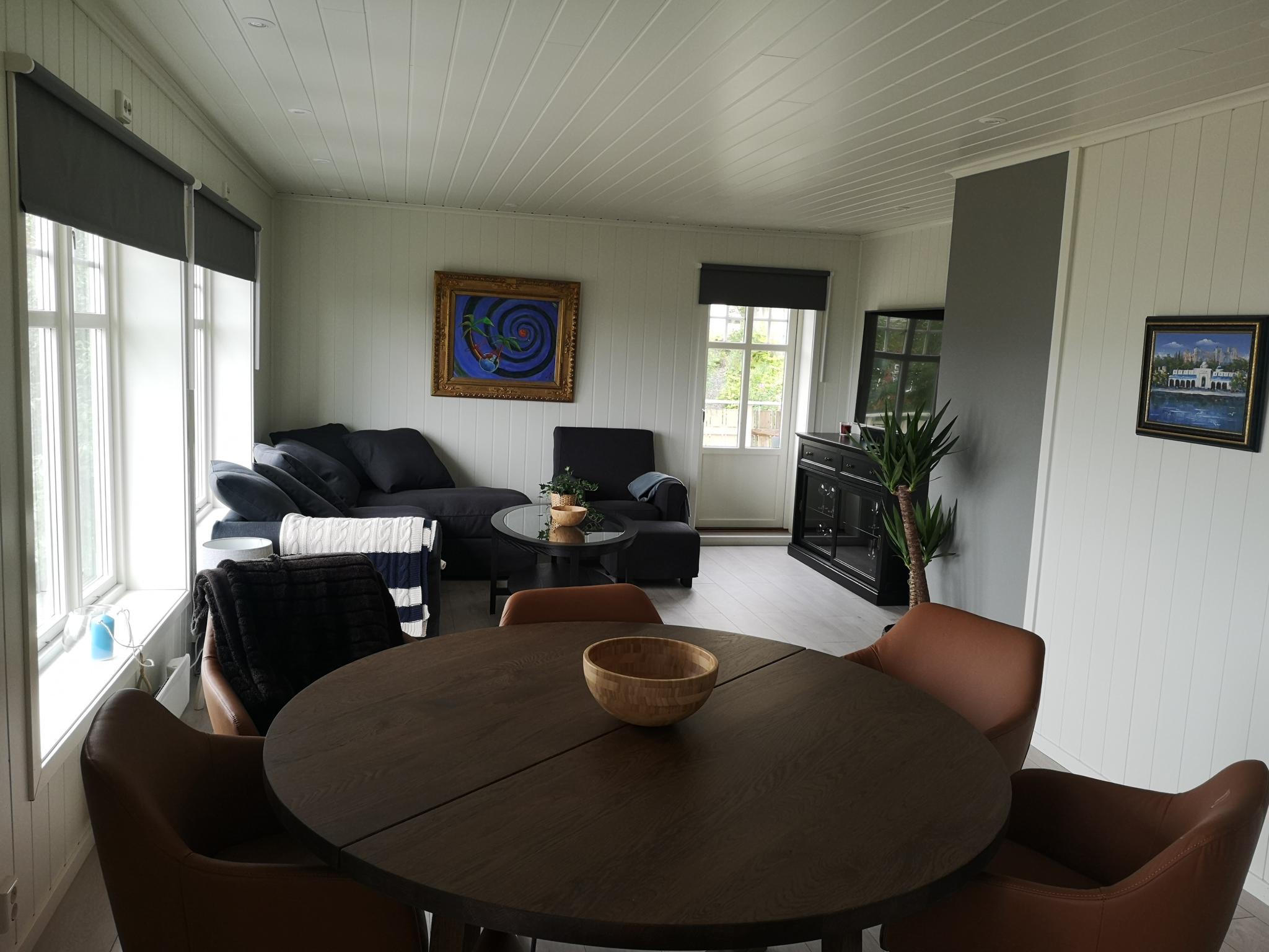 Stue med utgang til terrasse.