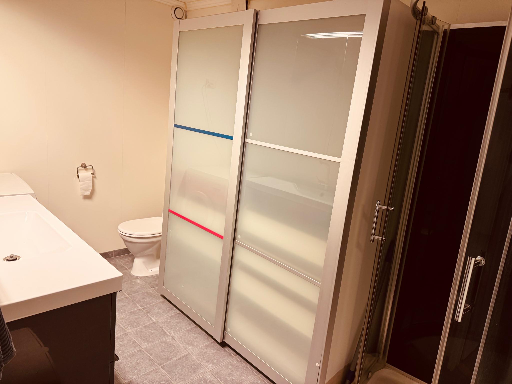 bade og en garderobe på badet.