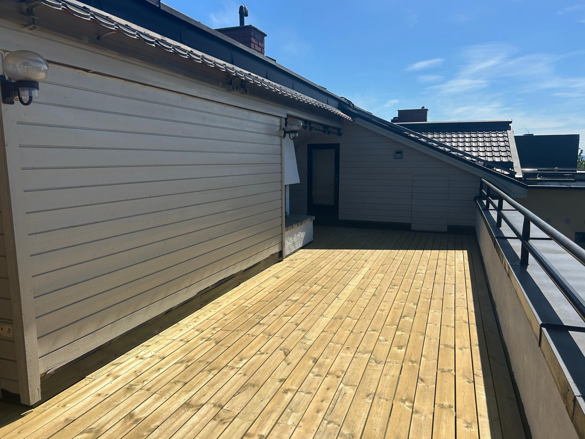 Terrassen er delvis overbygget, har peis og flere boder for oppbevaring