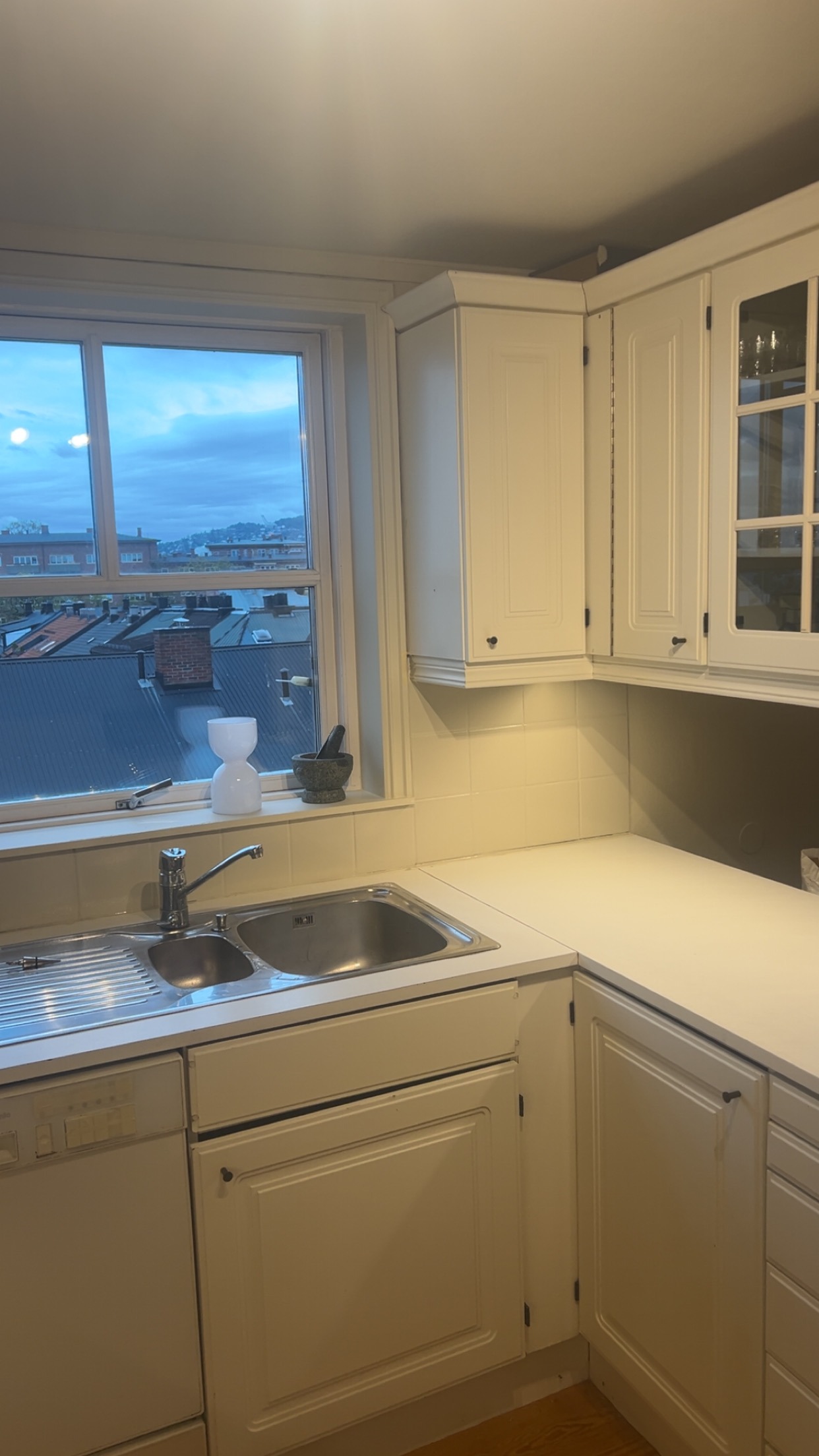 Kjøkken med kjøleskap i full høyde, oppvaskmaskin og mikroovn