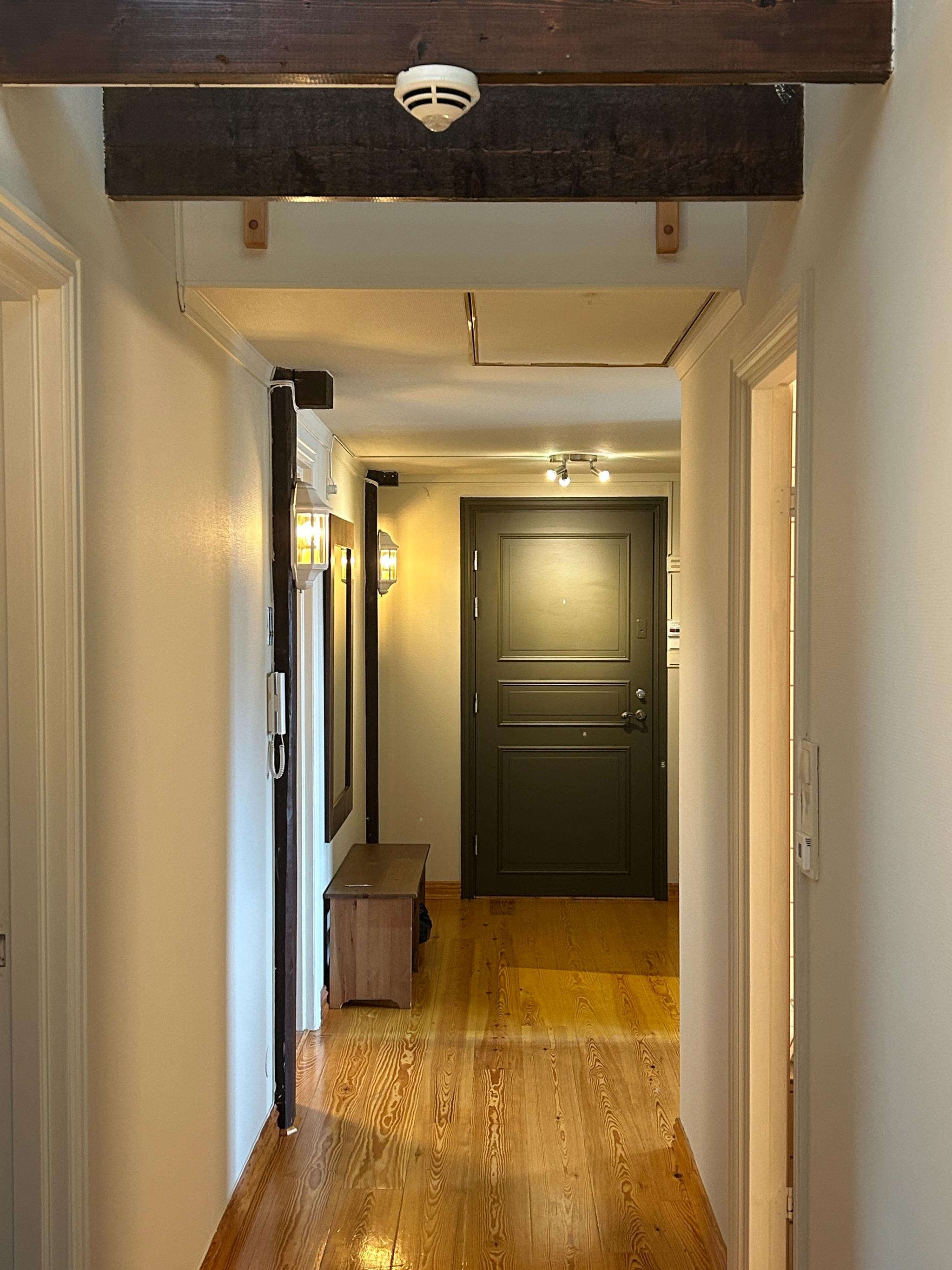 Fra gangen er det åpent videre inn i leiligheten