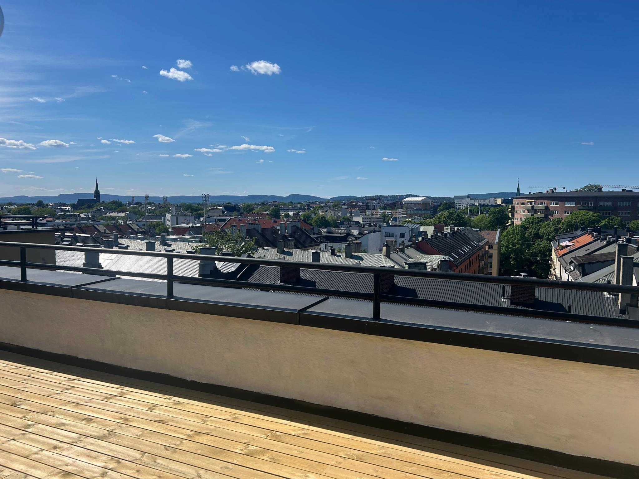 40 kvm takterrasse med 180 graders utsikt. Tårnet til Fageborg kirke i horisonten