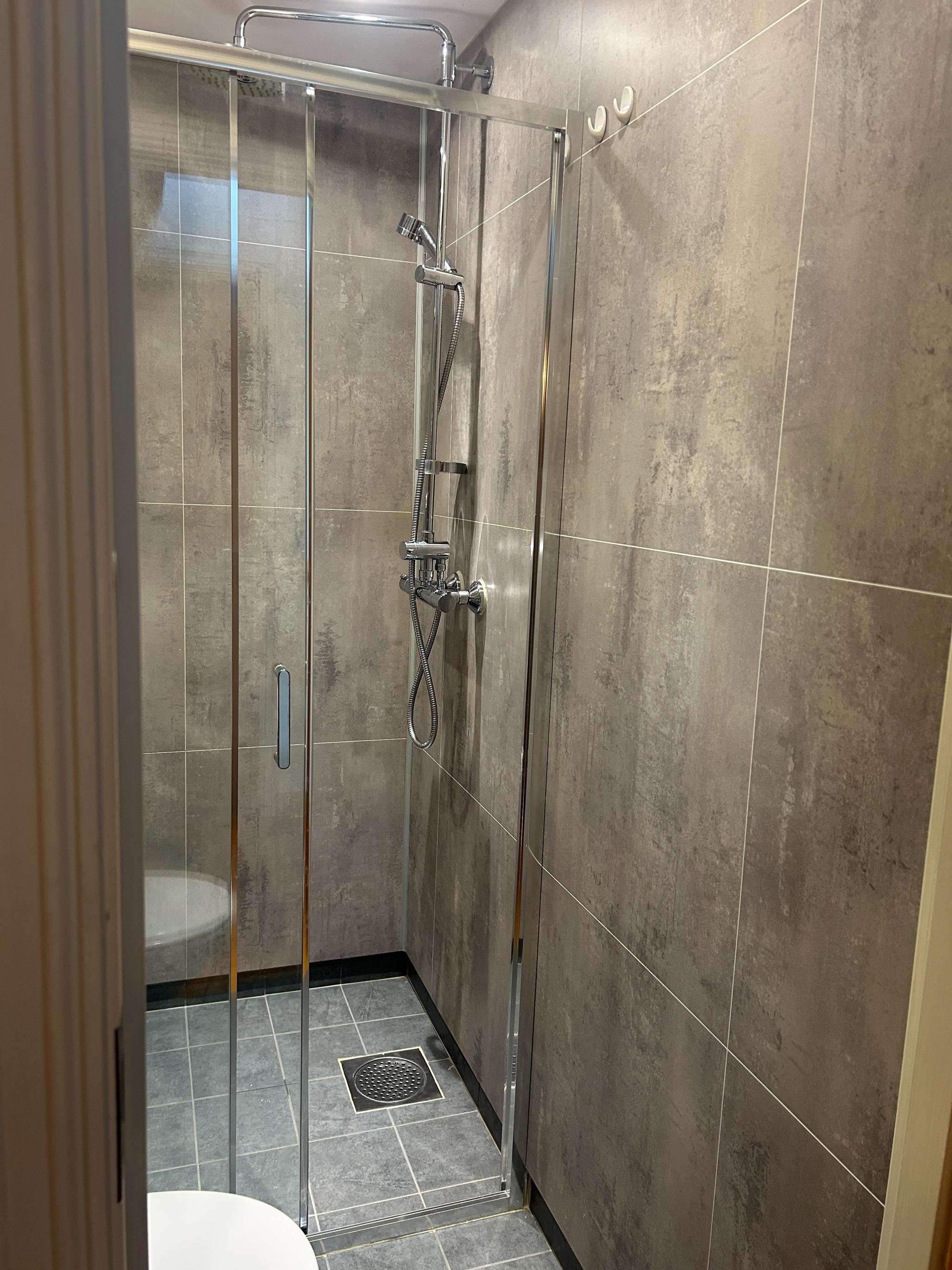 Bad 2 - dusjrom med liten servant og toalett