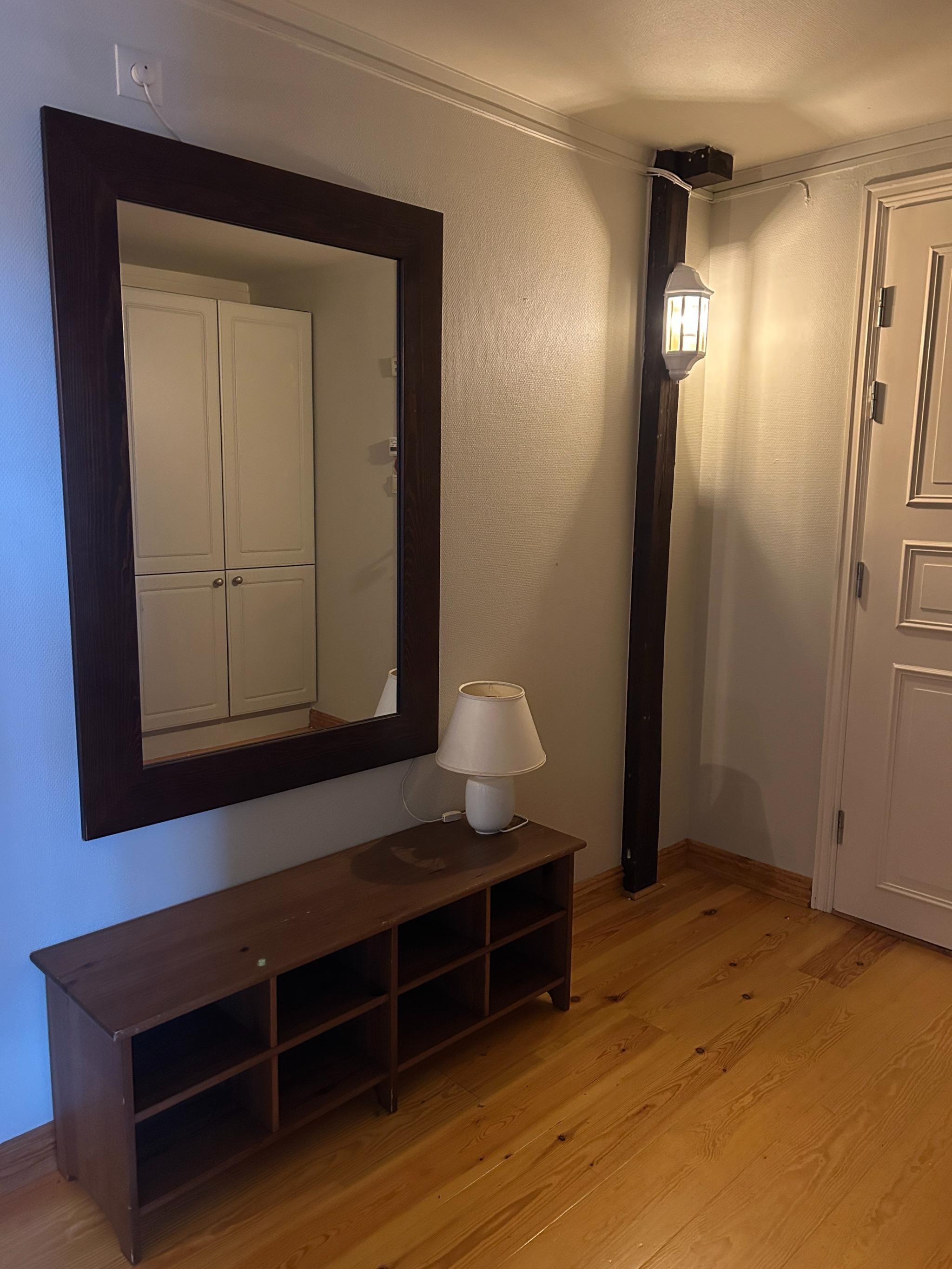 I gangen er det stort speil, benk og garderobeskap