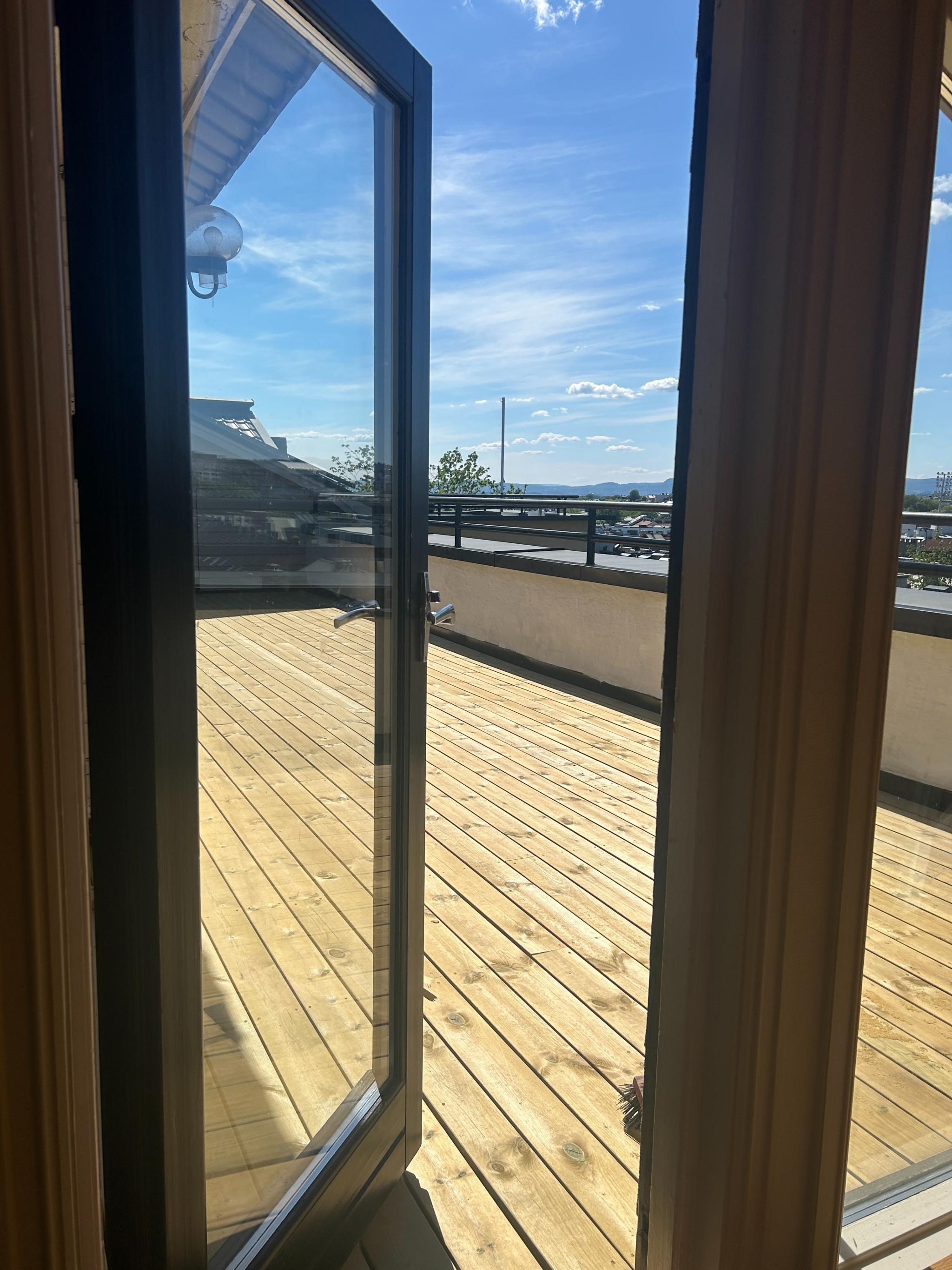 Terrassen er nymalt og har nytt gulv fra 2025