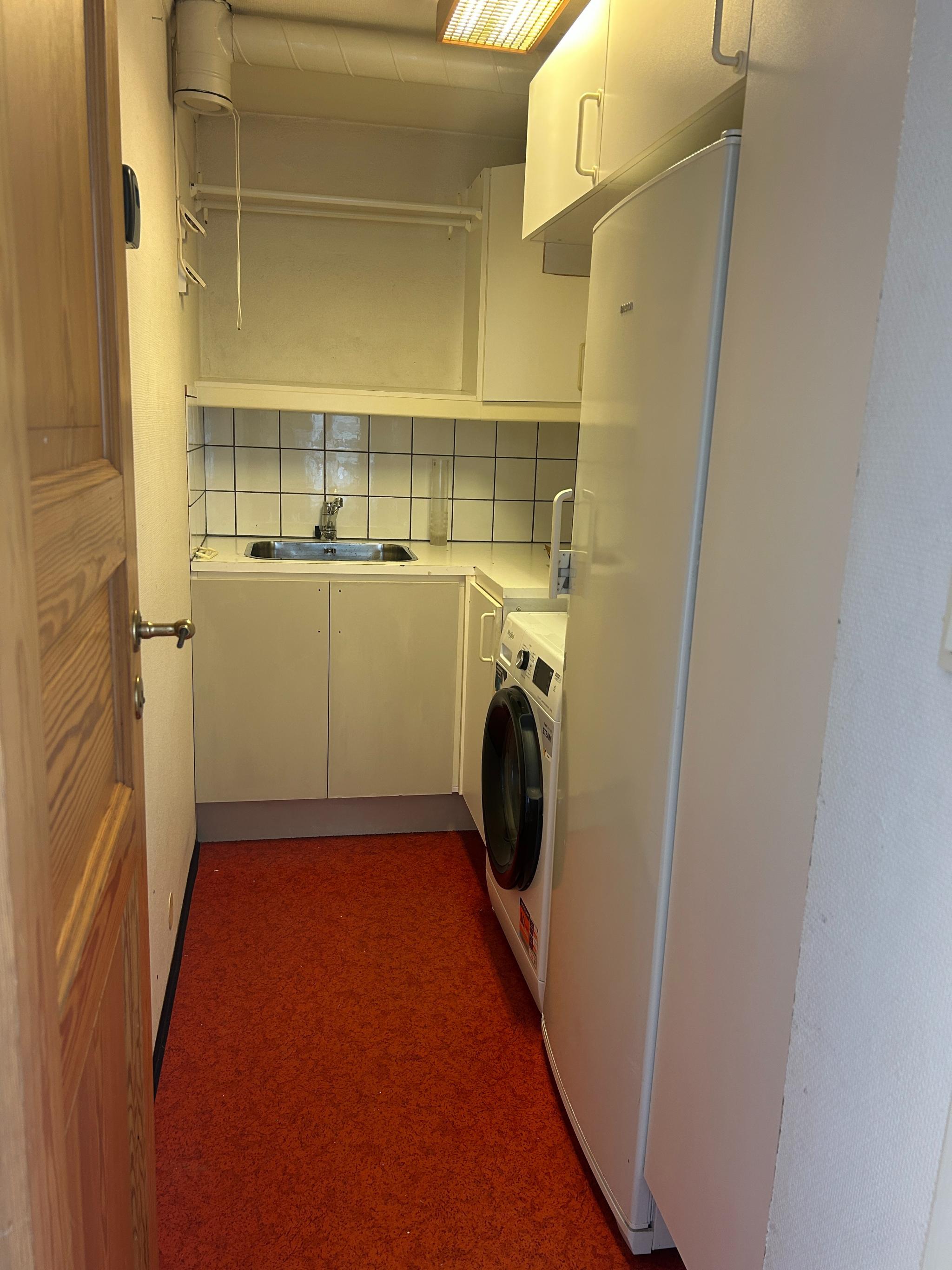 Vaskerommet er utstyrt med vaskemaskin, tørketrommel, fryser, utslagsvask og godt med skapplass