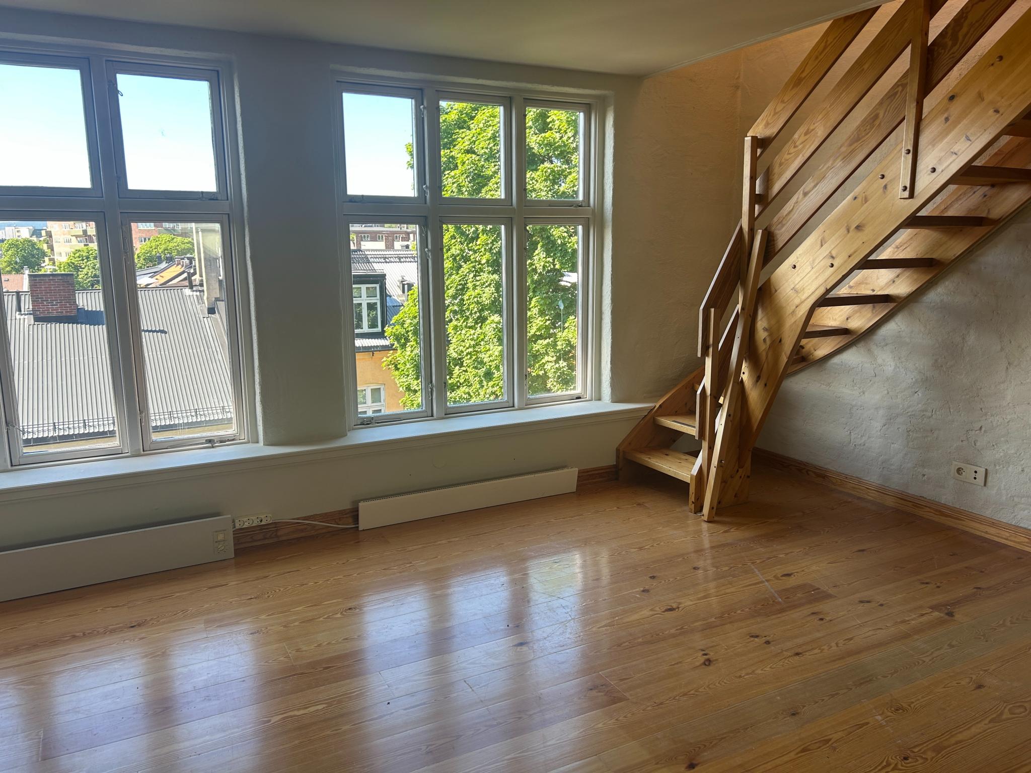 Trapp opp til loftstue og utgang til terrasse