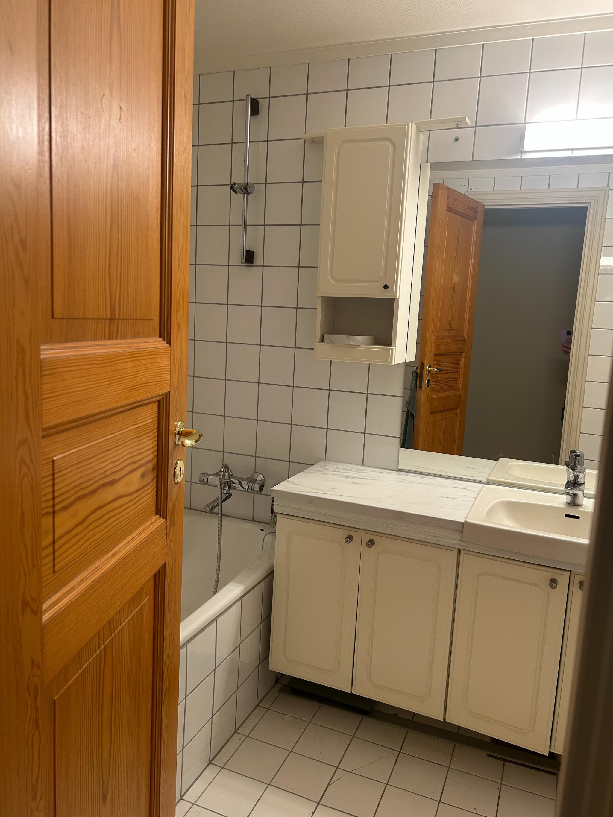 Bad 1 med badekar og dusj, toalett, stort speil og godt med skapplass