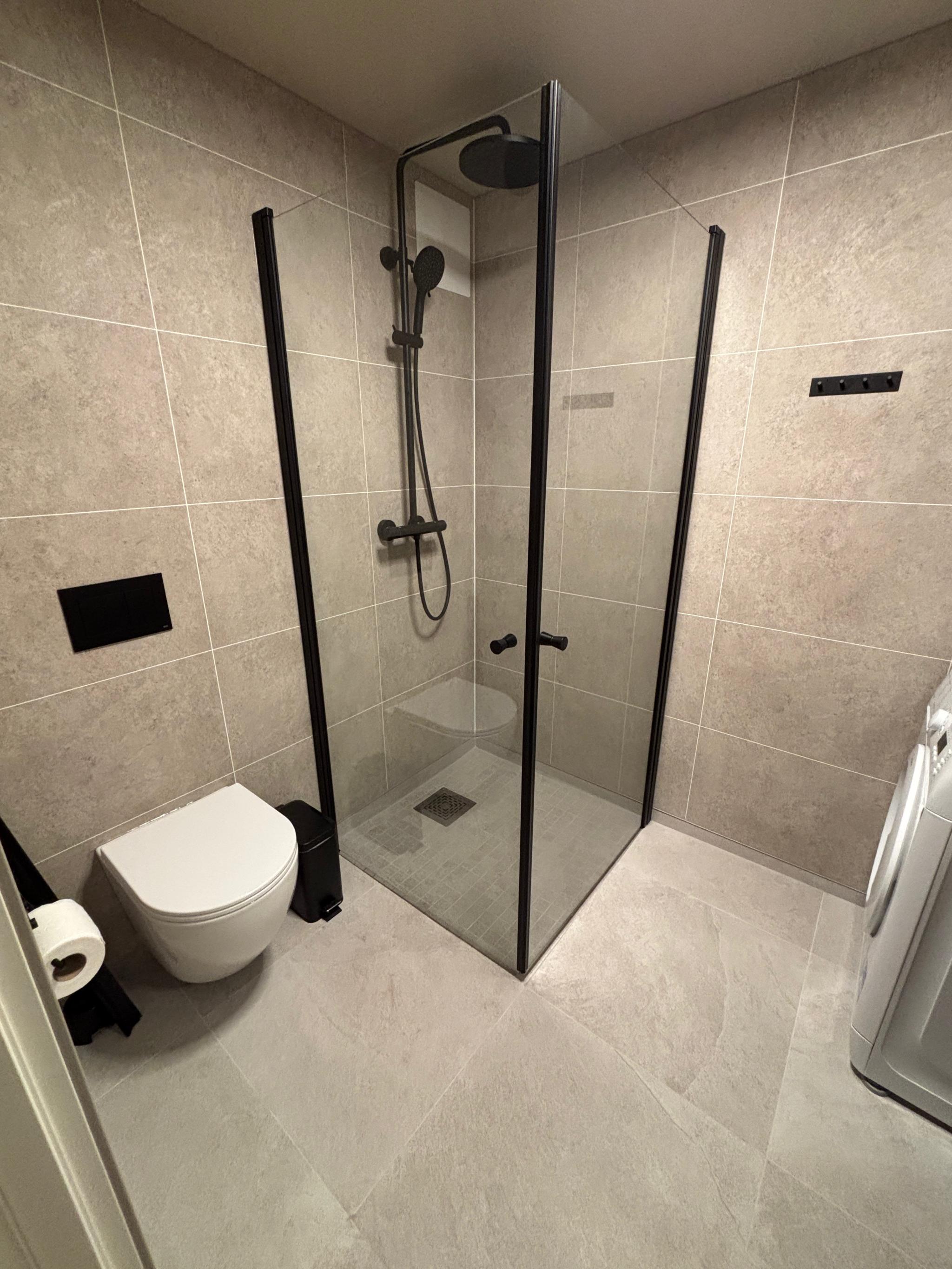 Bad med romslig dusjhjørne.