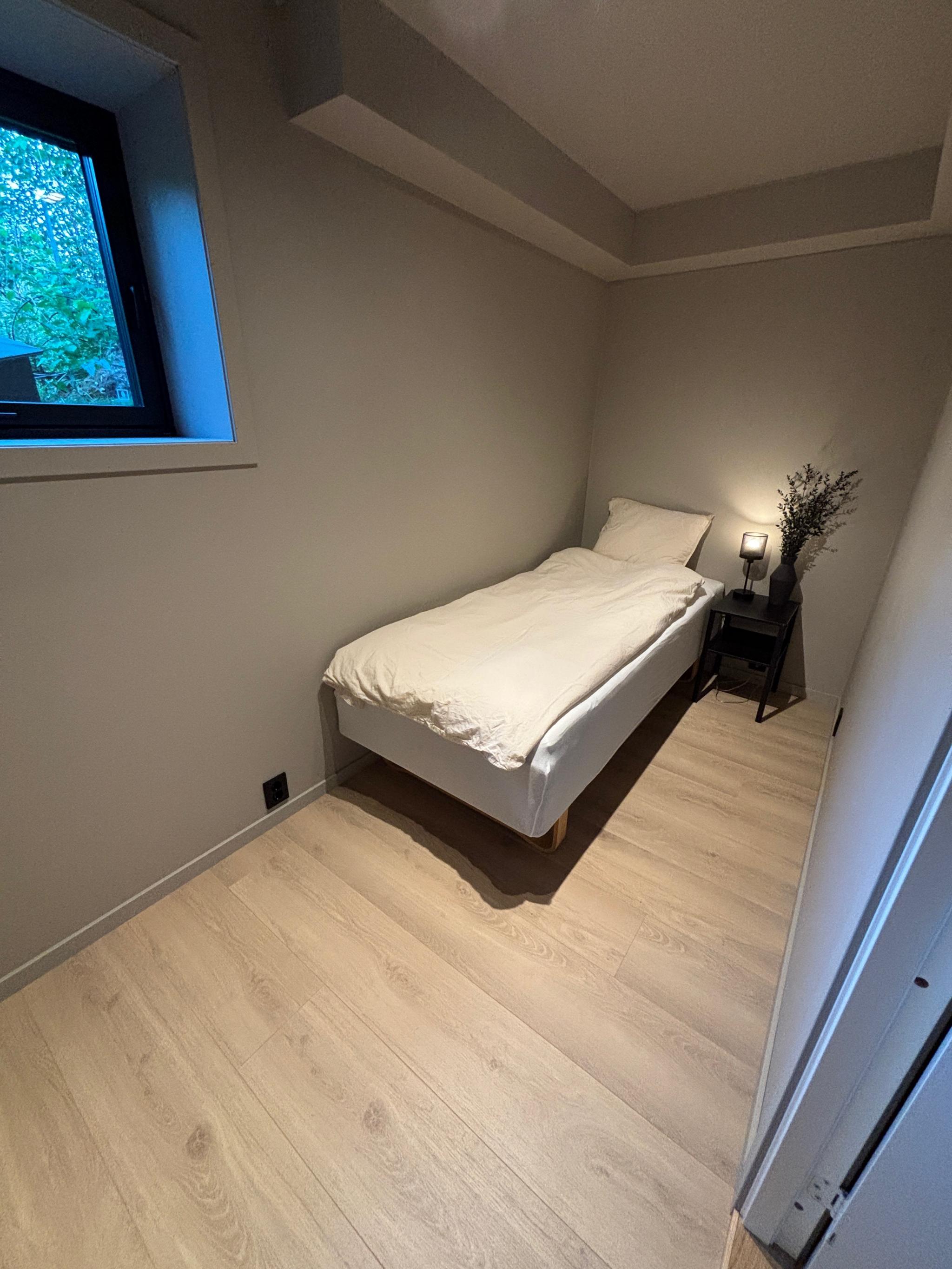 Soverom nr. 2. Her står det nå en 90cm seng, kan endres etter behov. 