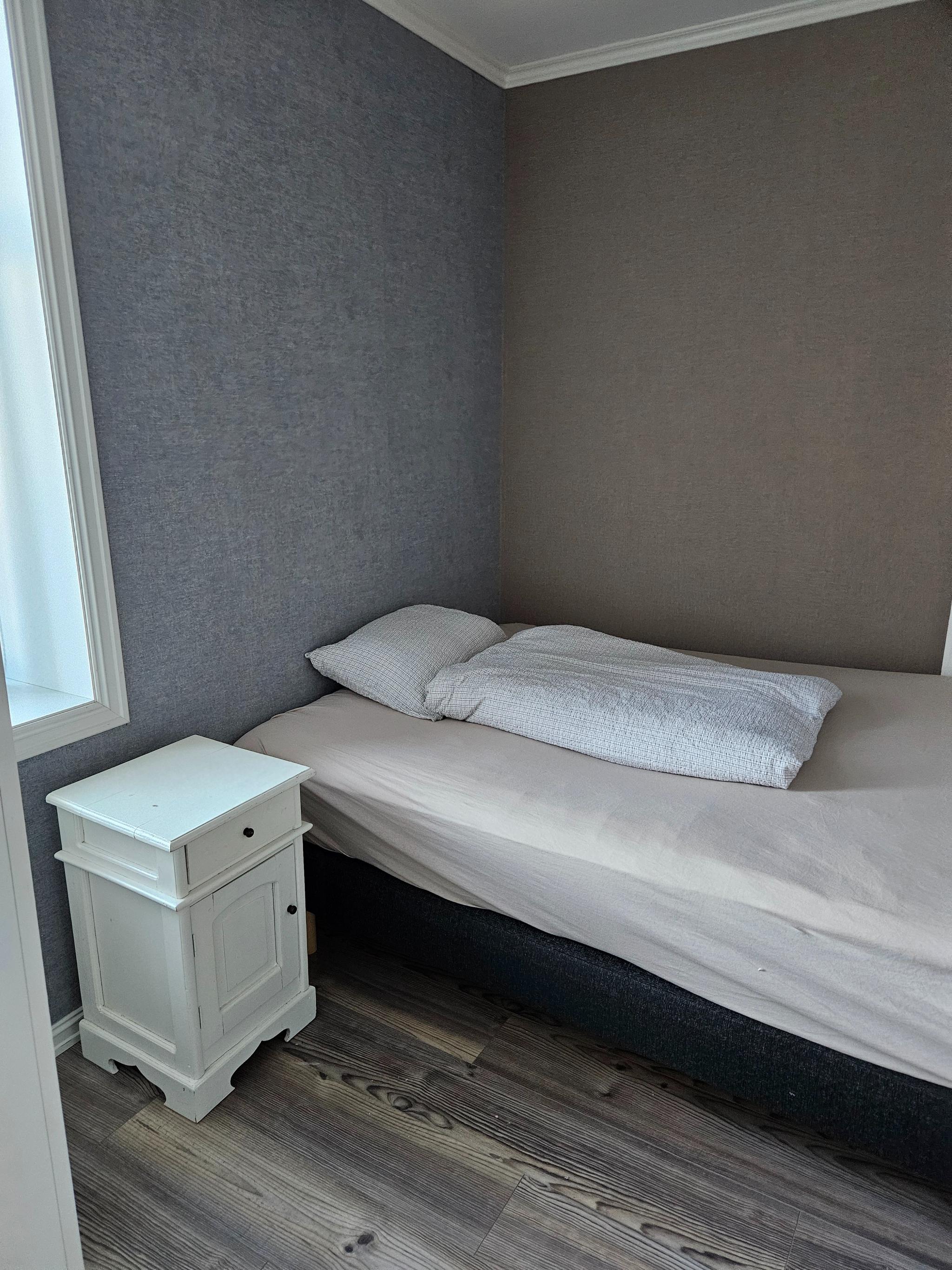 Soverom 2 150x200 cm seng med stort vindu mot blindvei