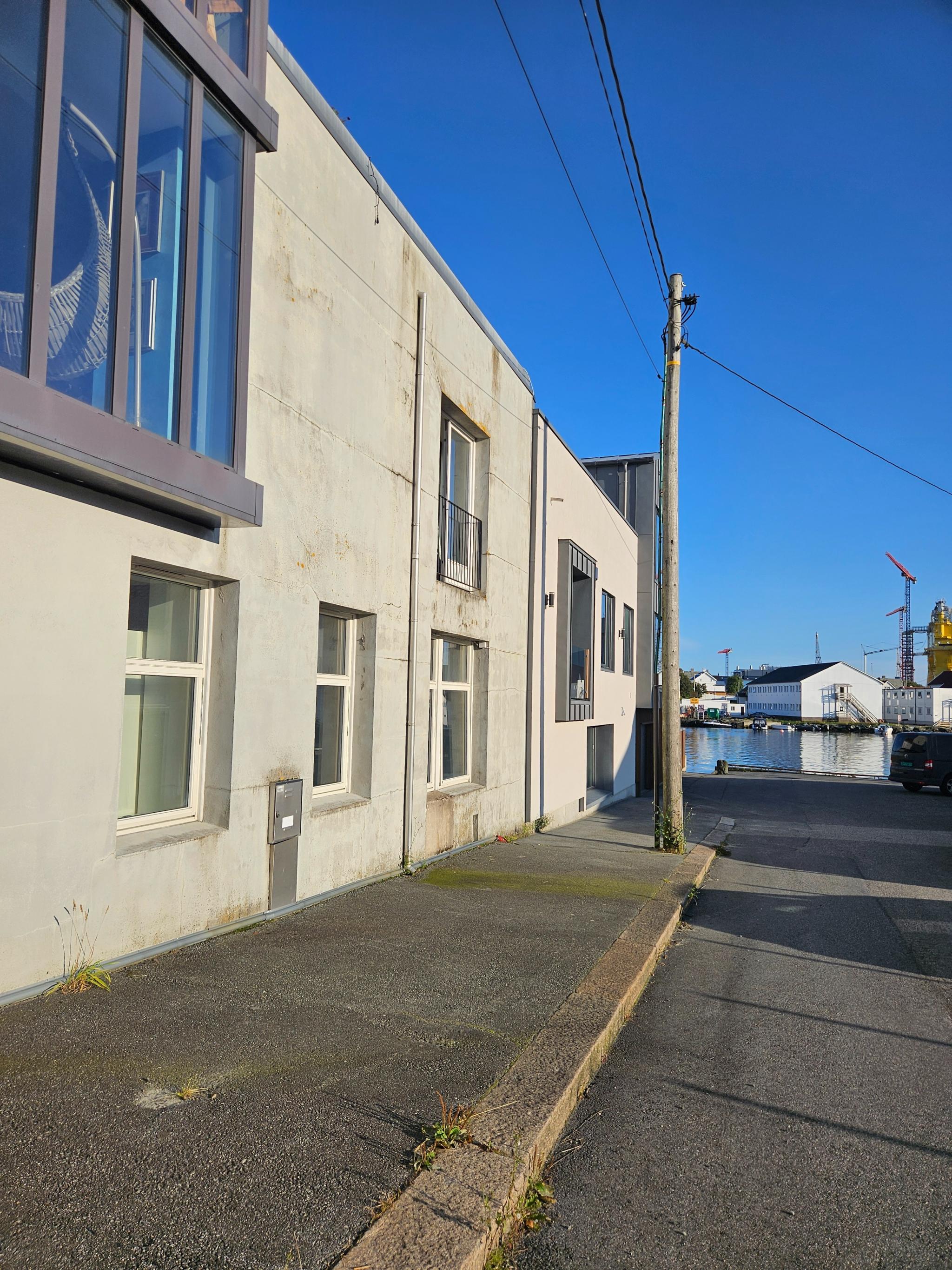 Rolig område ved sjøen.