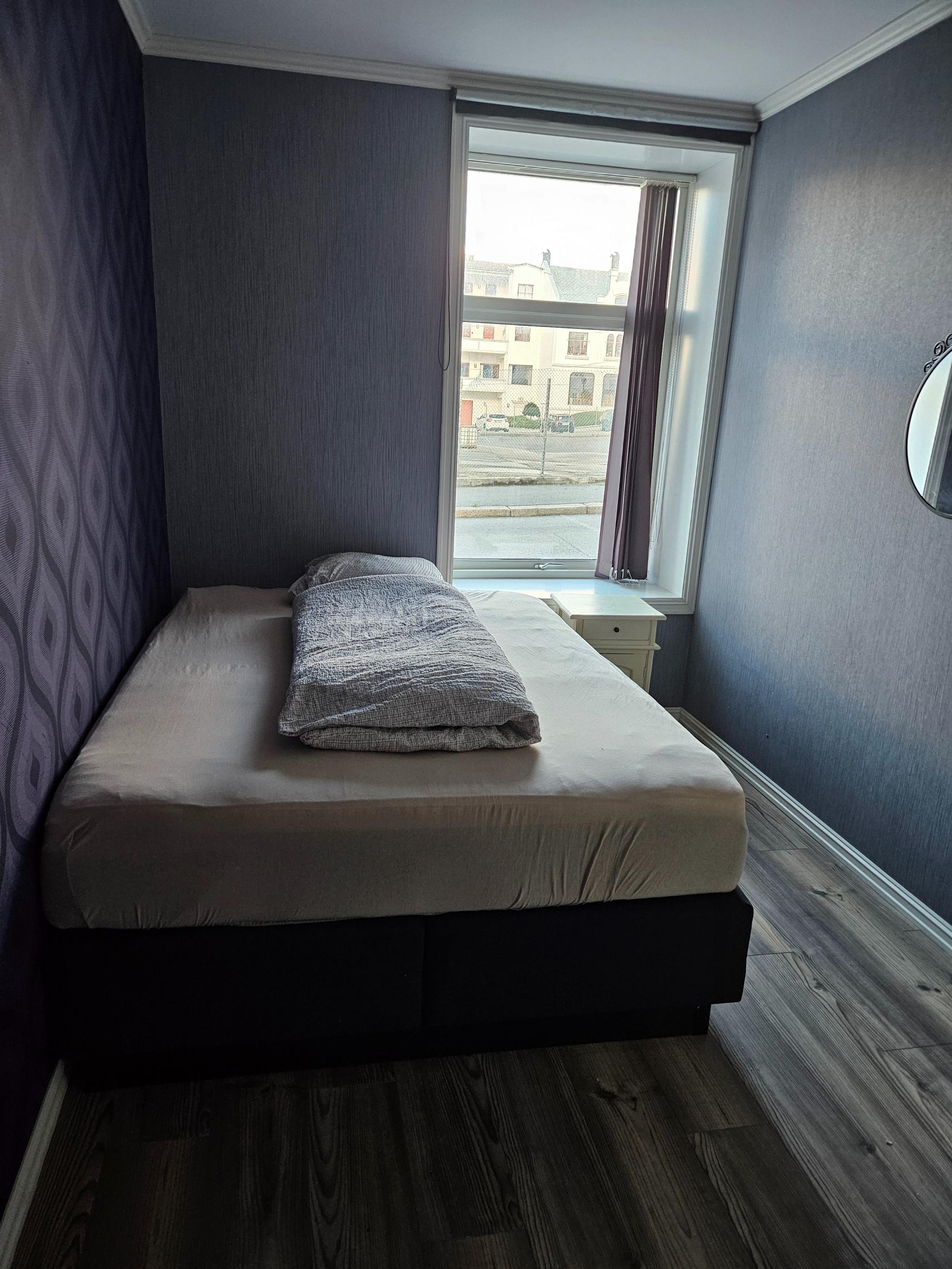 Soverom 1 med 150x 200 seng.
Stort vindu mot blind vei.