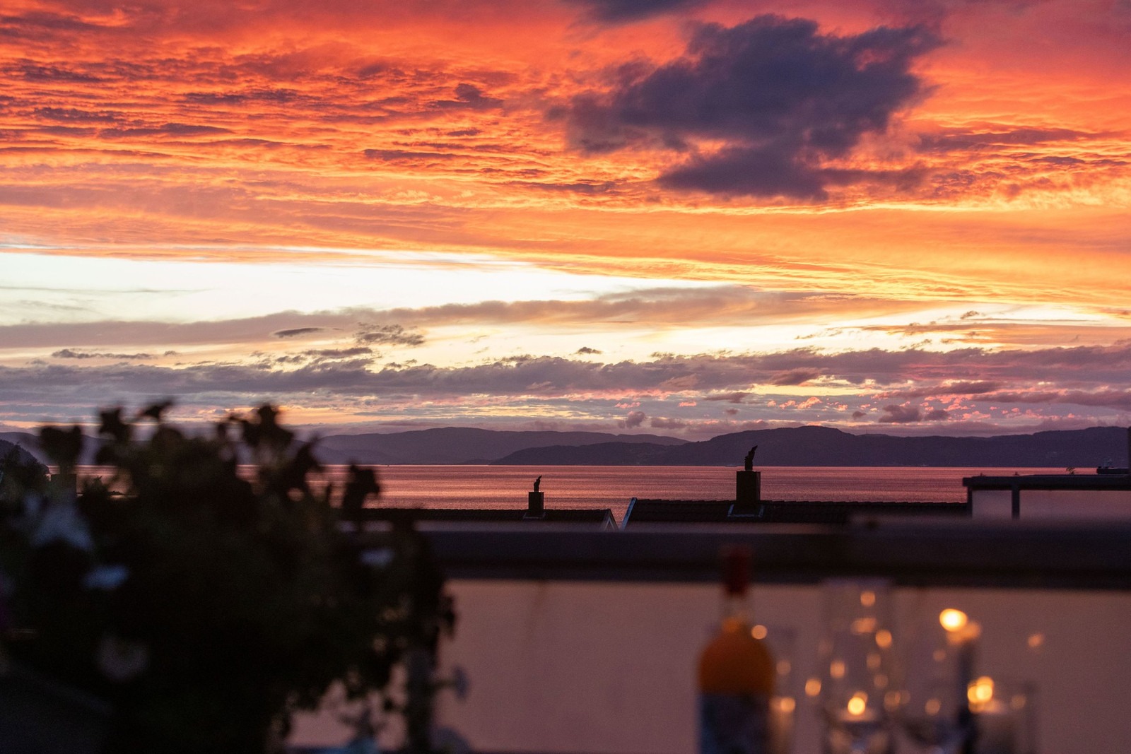 Utsikt med solnedgang over Fosenalpene på andre siden av Trondheimsfjorden.