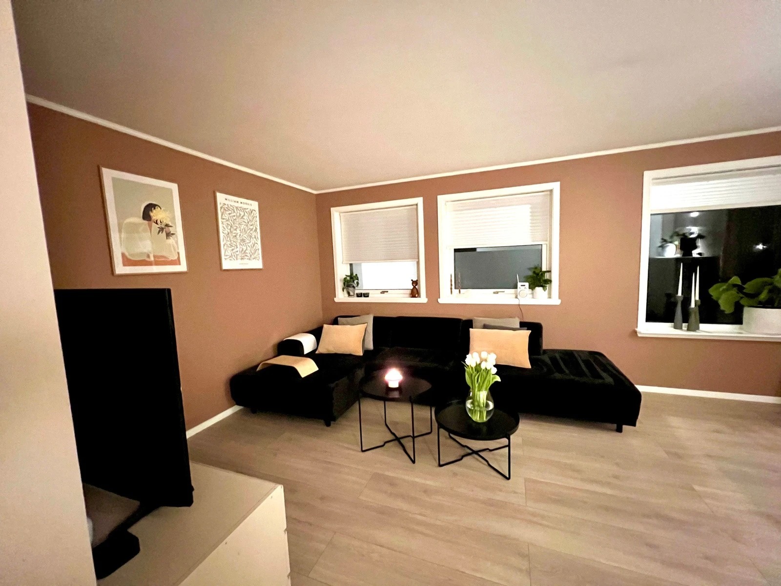 Stue med romslig sofakrok