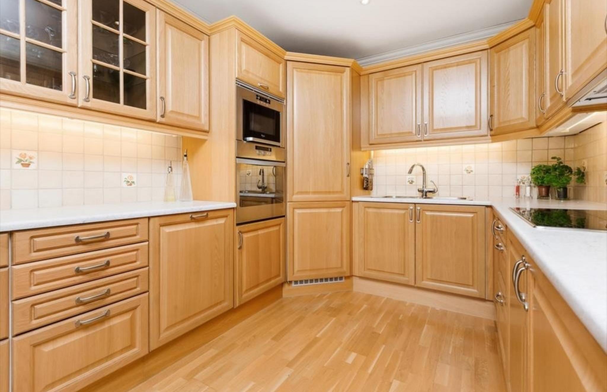 Delvis åpent og romslig kjøkken