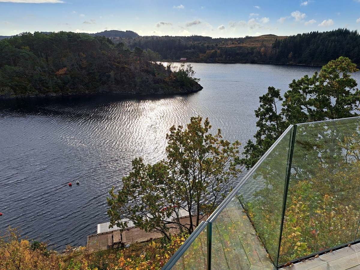 Tilhørende brygge og båtplass.