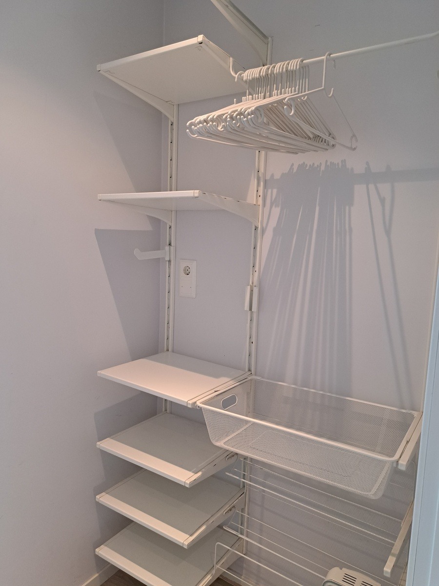 Liten gang med oppbevaring