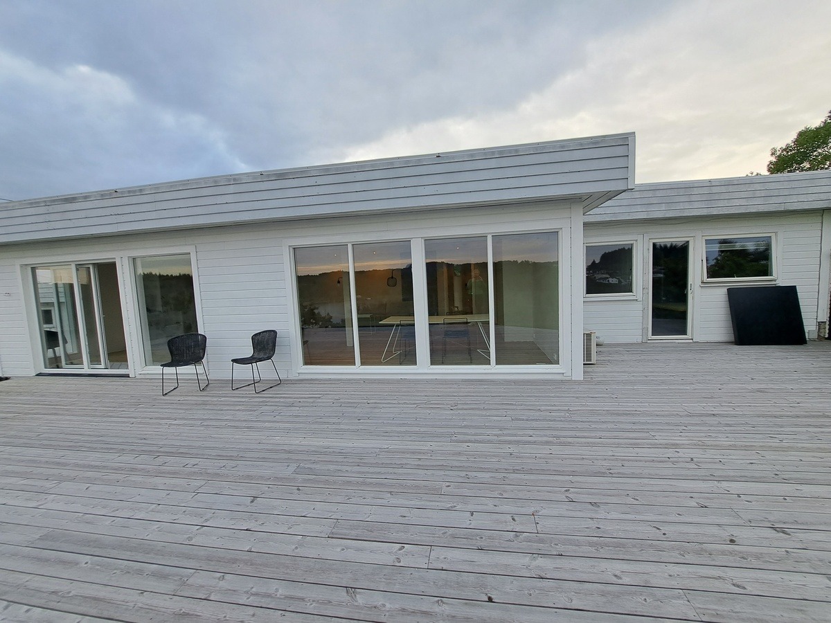 Husfasade mot sjøen.