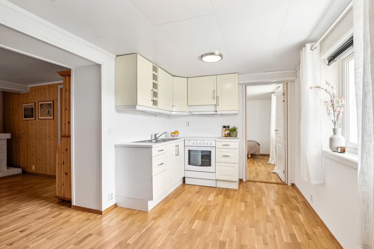 Kjøkken. Døra til høyre er blendet, står kjøleskap foran der idag.