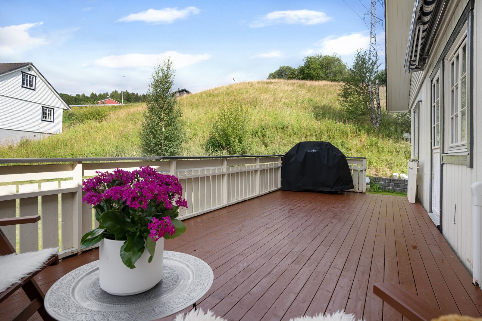 Terrasse med inngang fra hovedstue i 2. etg