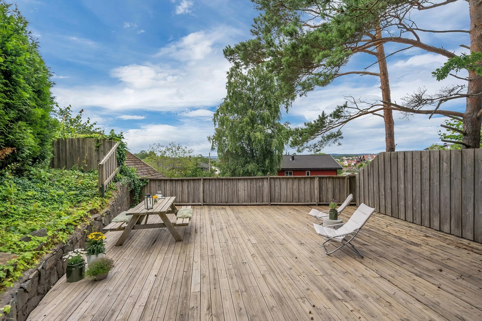 Utsikt fra platting på eiendommen.