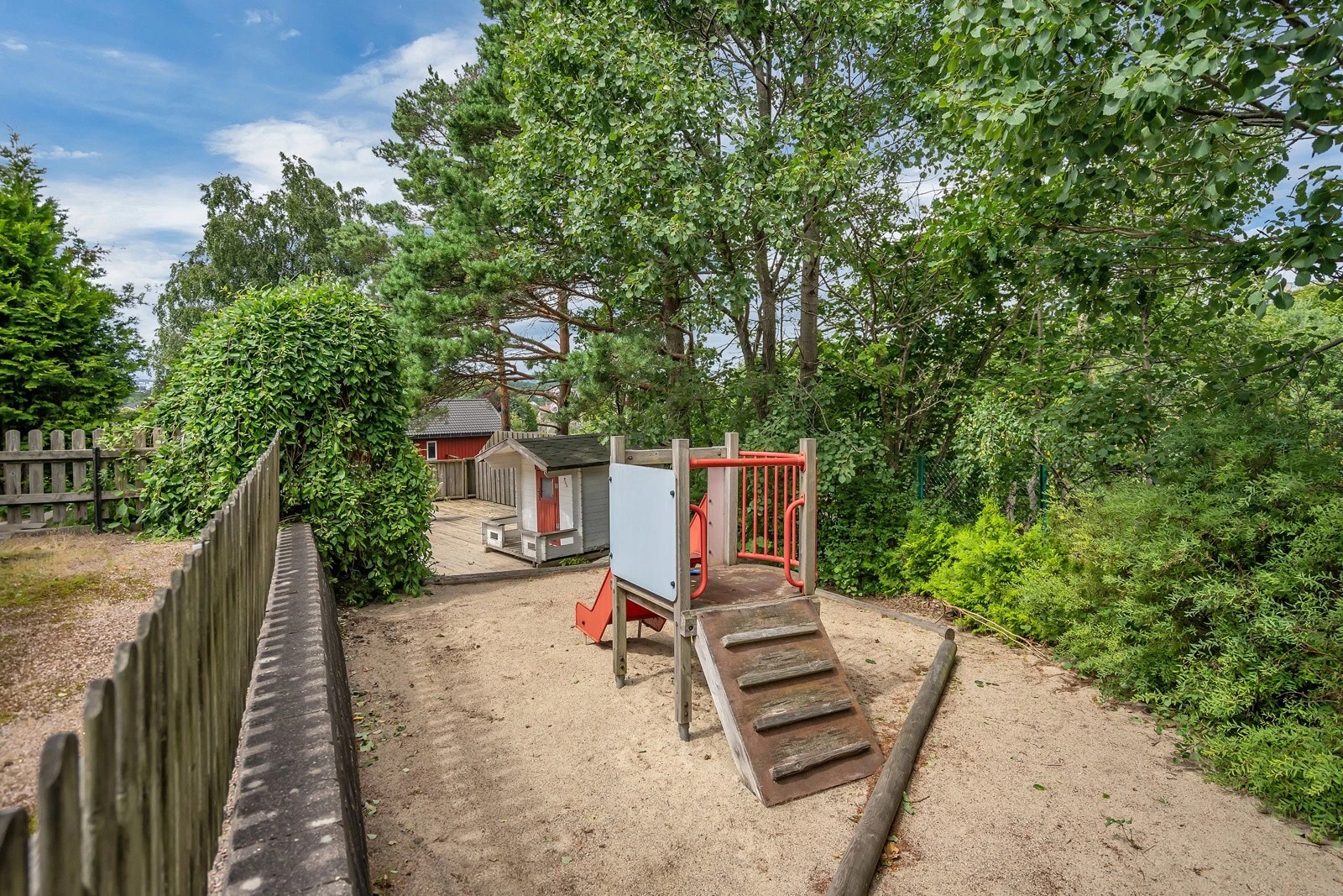 Lekeplass i hagen.