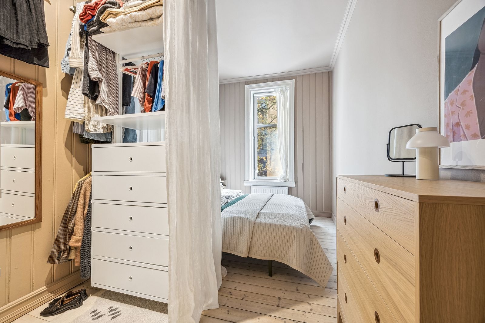 Romslig soverom med walk-in closet og utgang til balkongen