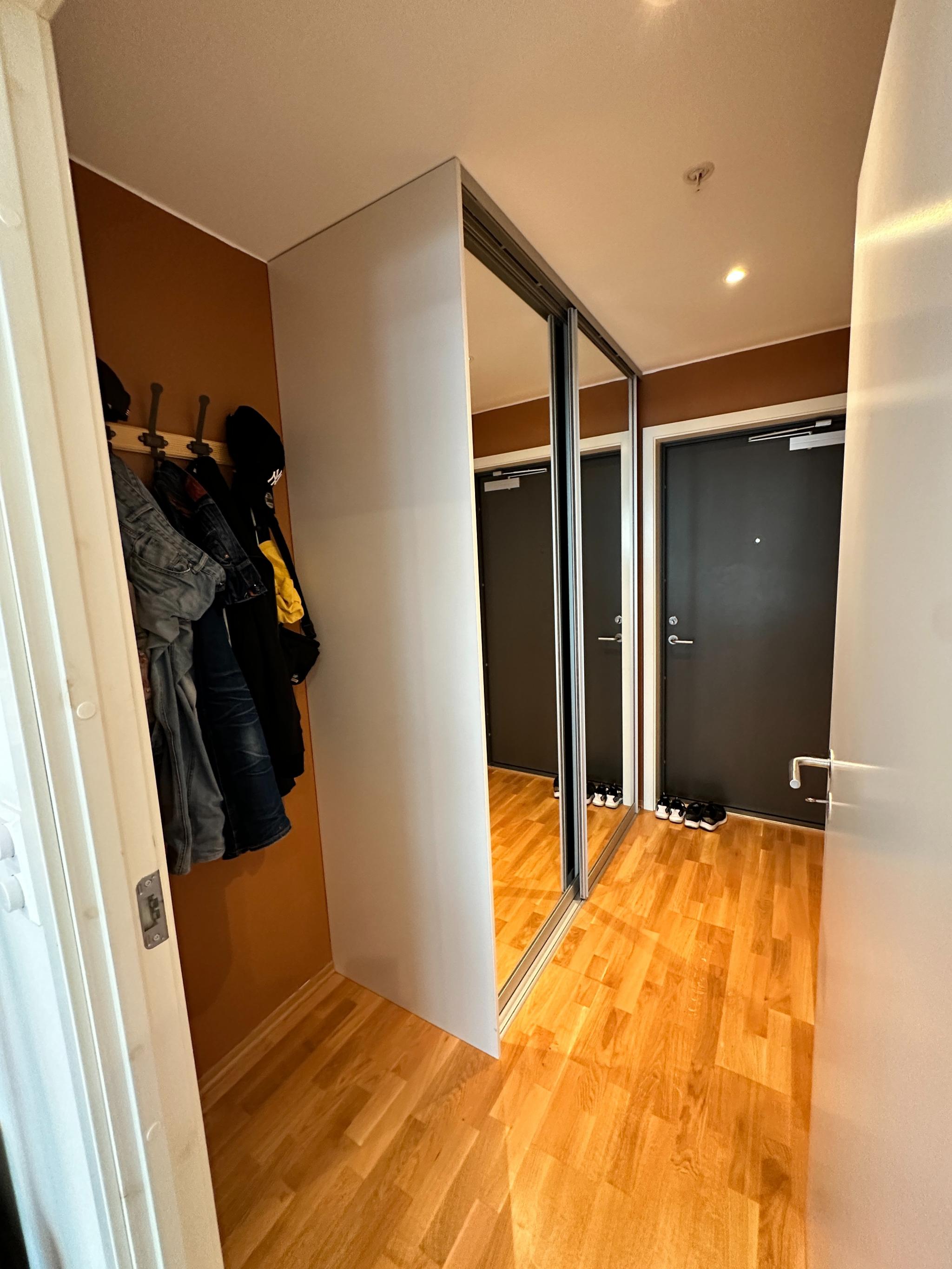 Gang med stor skyvedørsgarderobe