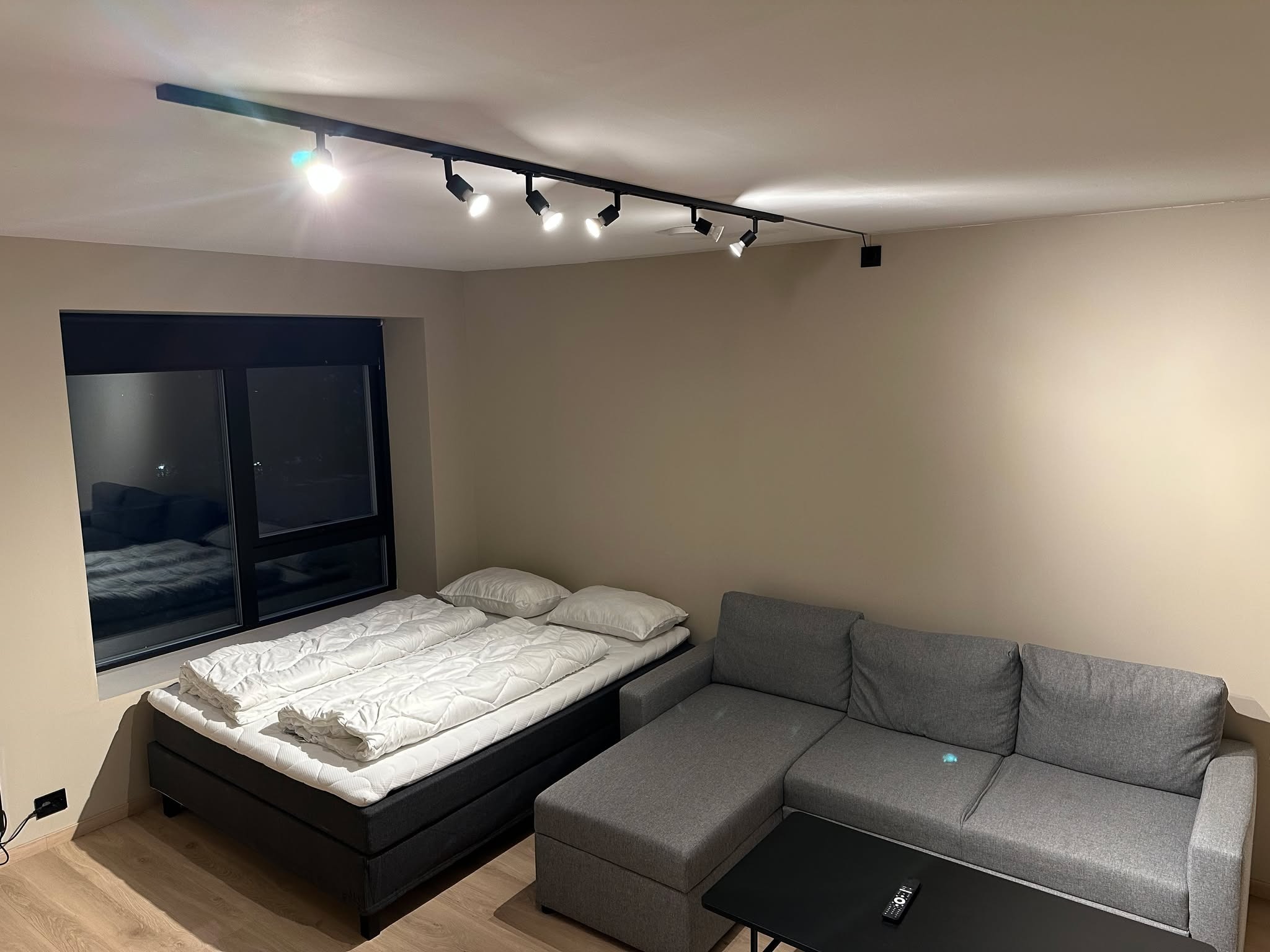 Sov og sovesofa på åpen stueløsning 