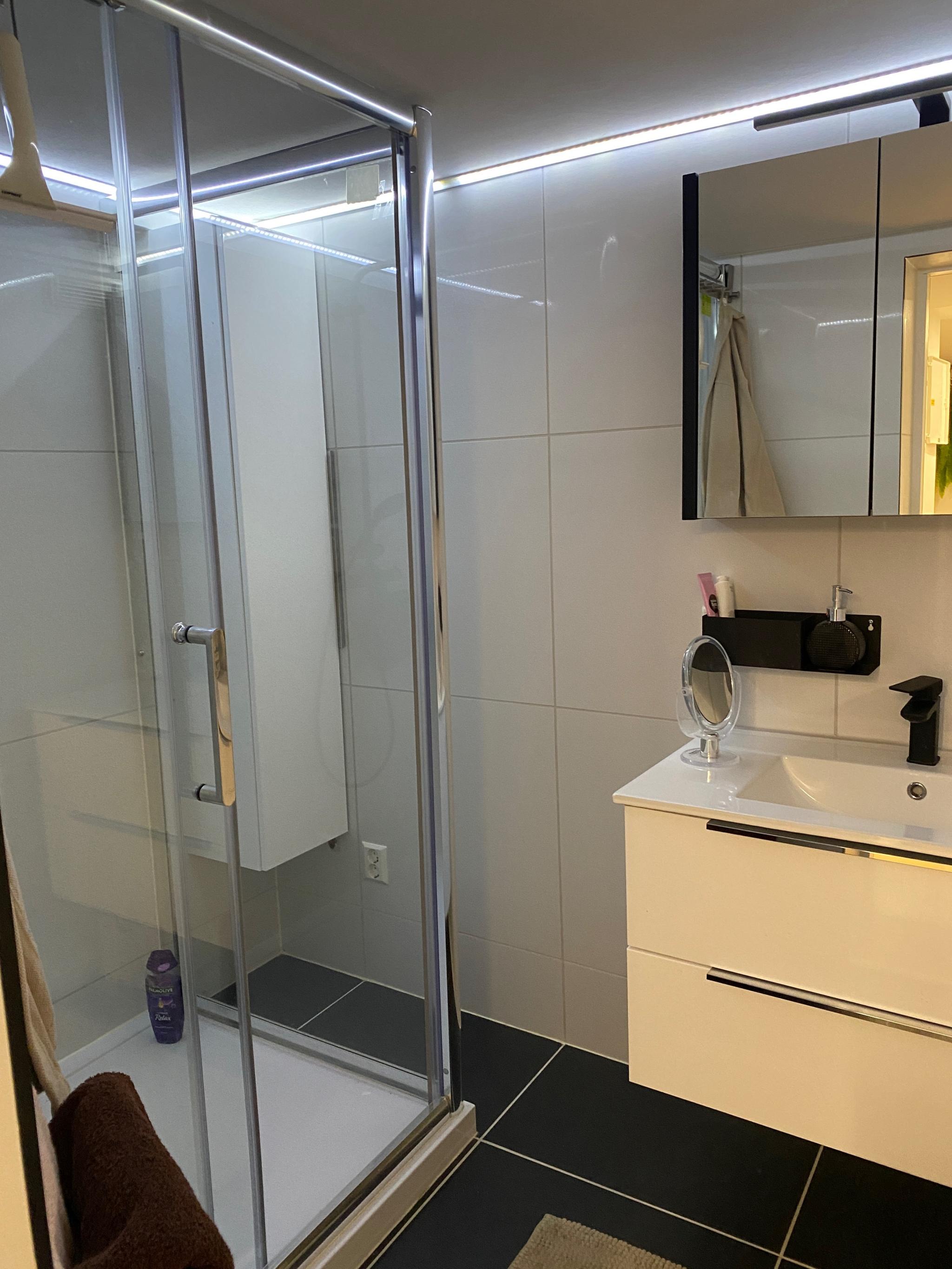 Bad med dusj og vask. 