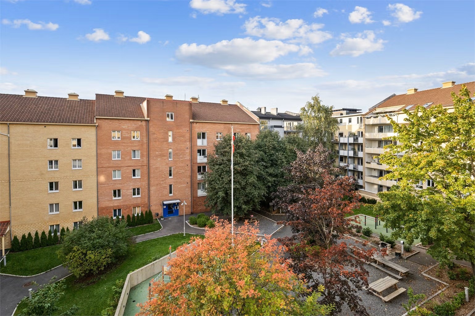 Fra balkongen har du et flott utsyn mot en frodig og hyggelig bakhage.