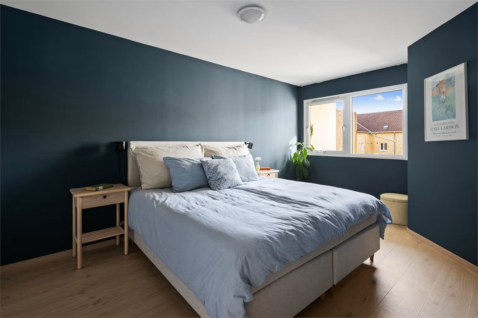 Soverommet er av god størrelse med vindu mot bakgård og kan enkelt innredes med både dobbeltseng og nattbord. Det er også plass til å etablere hjemmekontor foran vinduet.