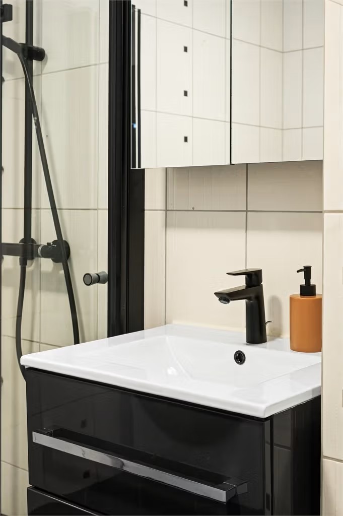 Baderomsinnredningen består av veggehengt servantskap med nedfelt servant.