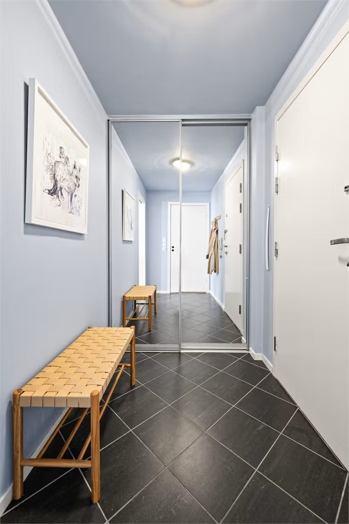 Leilighetens entré er lys og innbydende og gir et godt førsteinntrykk av boligen.